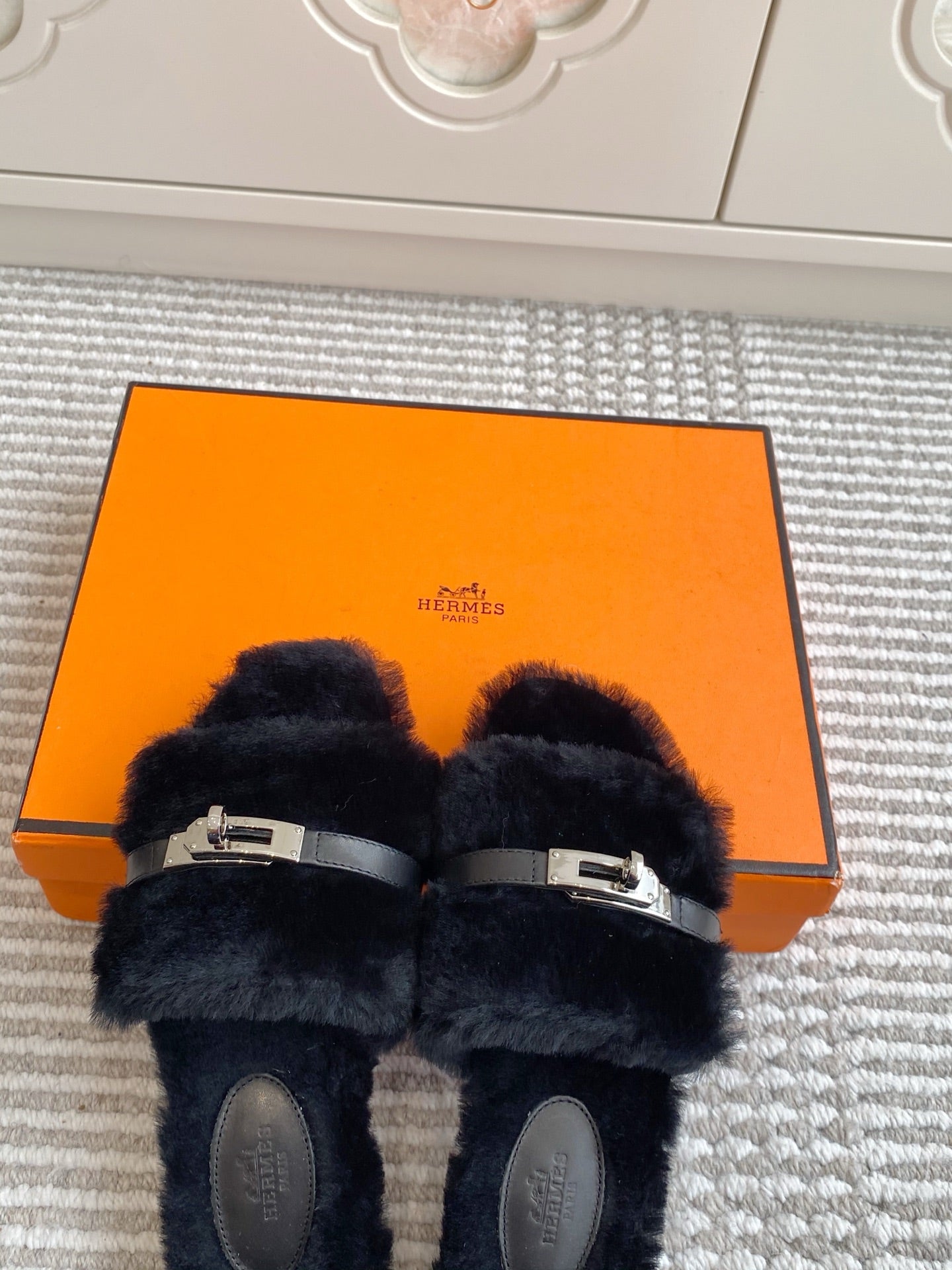 HM 25S GIULIA SANDAL IN BLACK SHEARLING WITH SILVER HARDWARE、mysite、Cacoeks