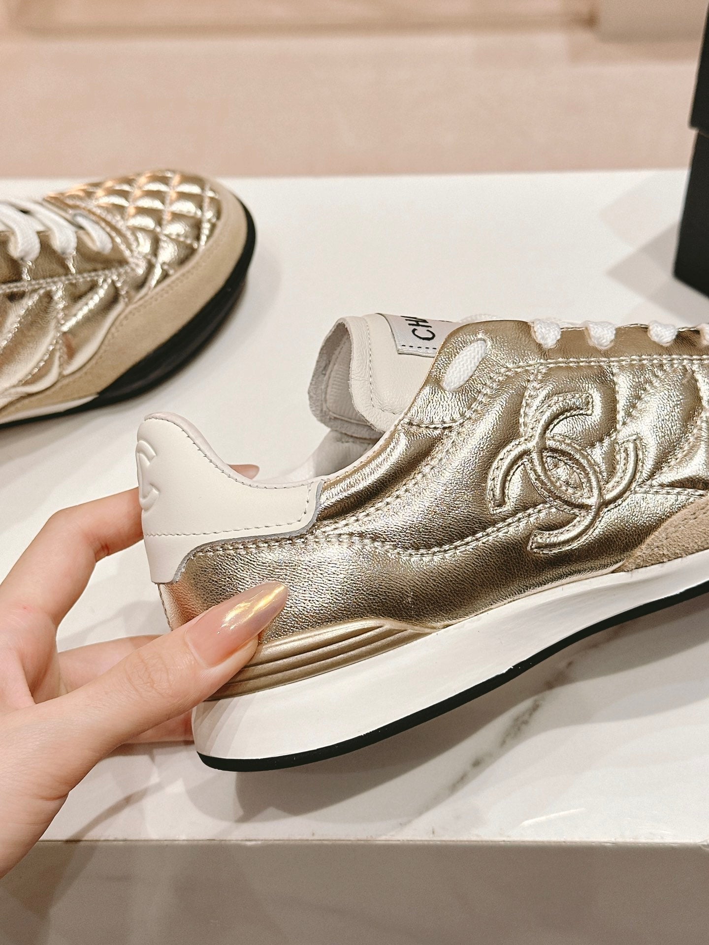 SNEAKERS IN GLOSSY GOLDEN LAMBSKIN、mysite、Cacoeks
