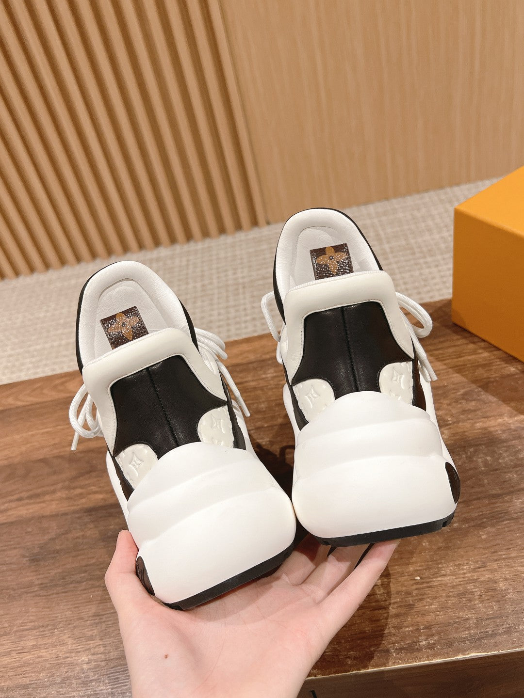 LV ARCHLIGHT SNEAKER IN WHITE MIX BLACK EMBOSSED CALFSKIN 101058、mysite、Cacoeks