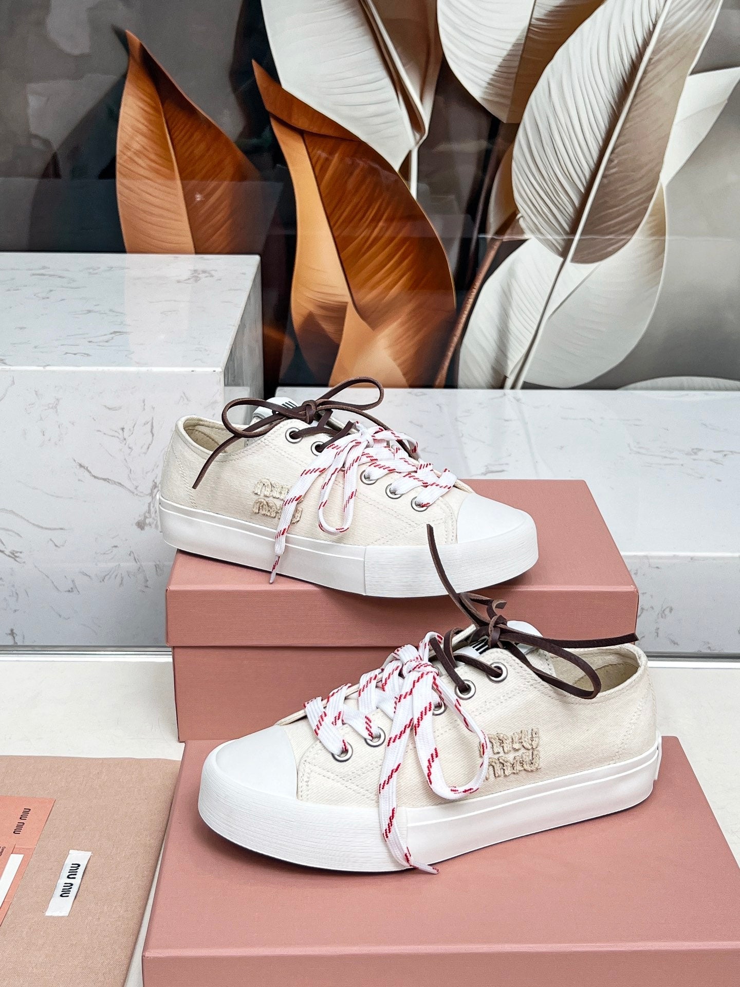 WASHED-DENIM SNEAKERS IN OFF WHITE CANVAS WITH BROWN AND STRIPED LACES、mysite、Cacoeks