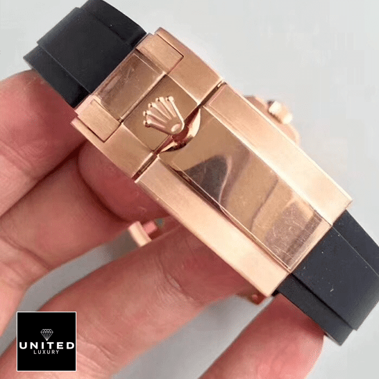Rolex Yacht-Master 40 116655 SATS Rose Gold Automatic Rubber Black Dial Replica 6 Rolex 116655 Stainless Steel Clasp Replica on the hand