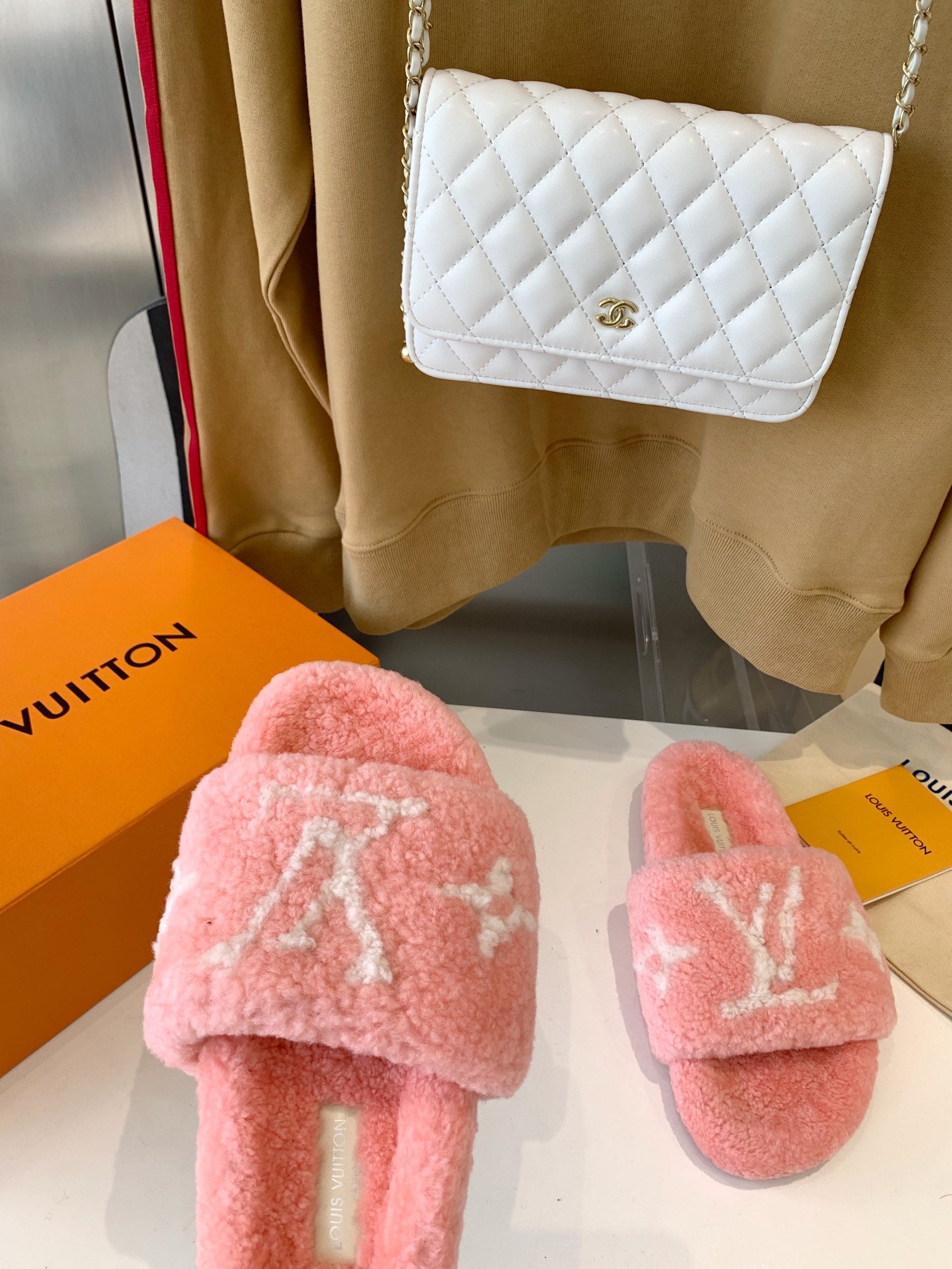 LV WOMEN'S PASEO FLAT SLIPPER IN LIGHT PINK FLEECE WITH WHITE LOGO、mysite、Cacoeks
