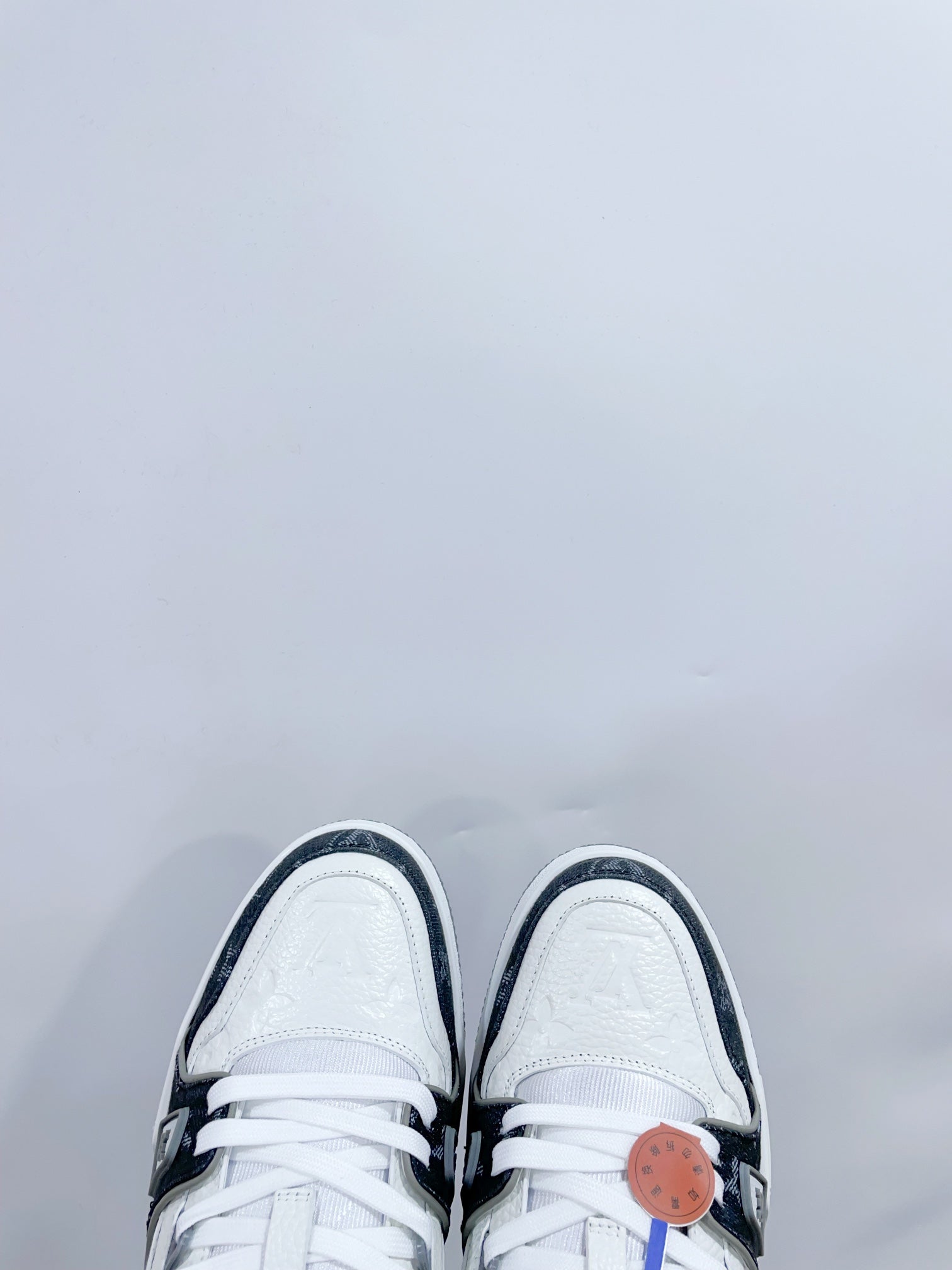 LV TRAINER SNEAKER IN WHITE CALFSKIN AND BLACK MONOGRAM DENIM、mysite、Cacoeks