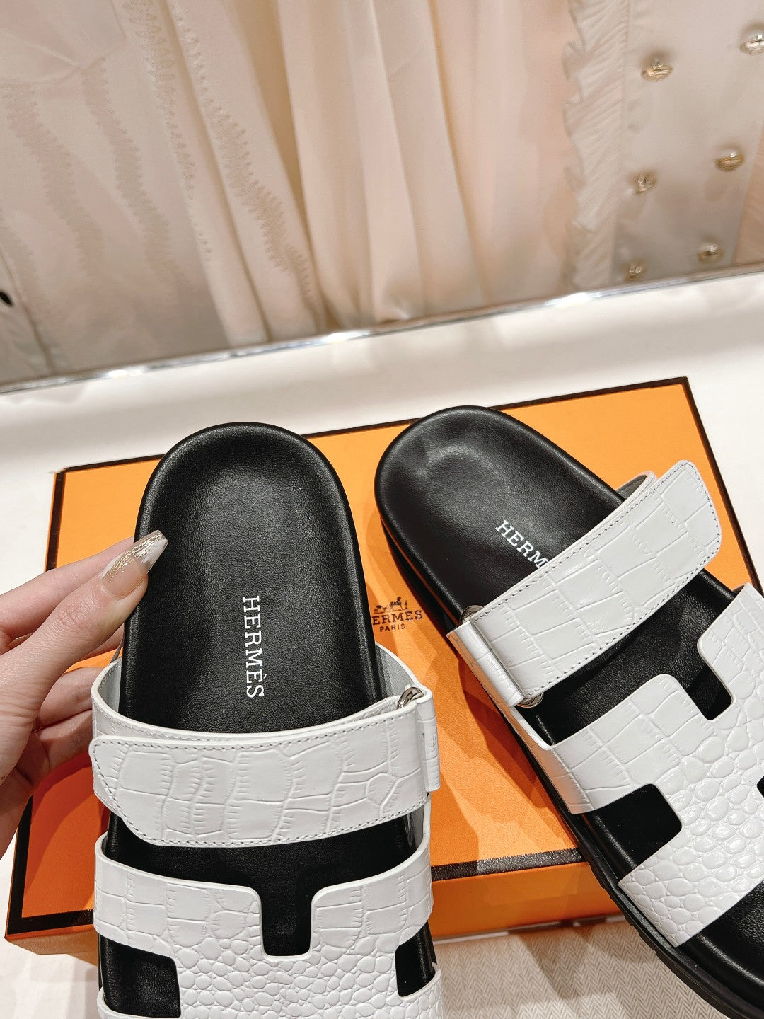 CHYPRE SANDAL BLACK AND WHITE LAMBSKIN、mysite、Cacoeks