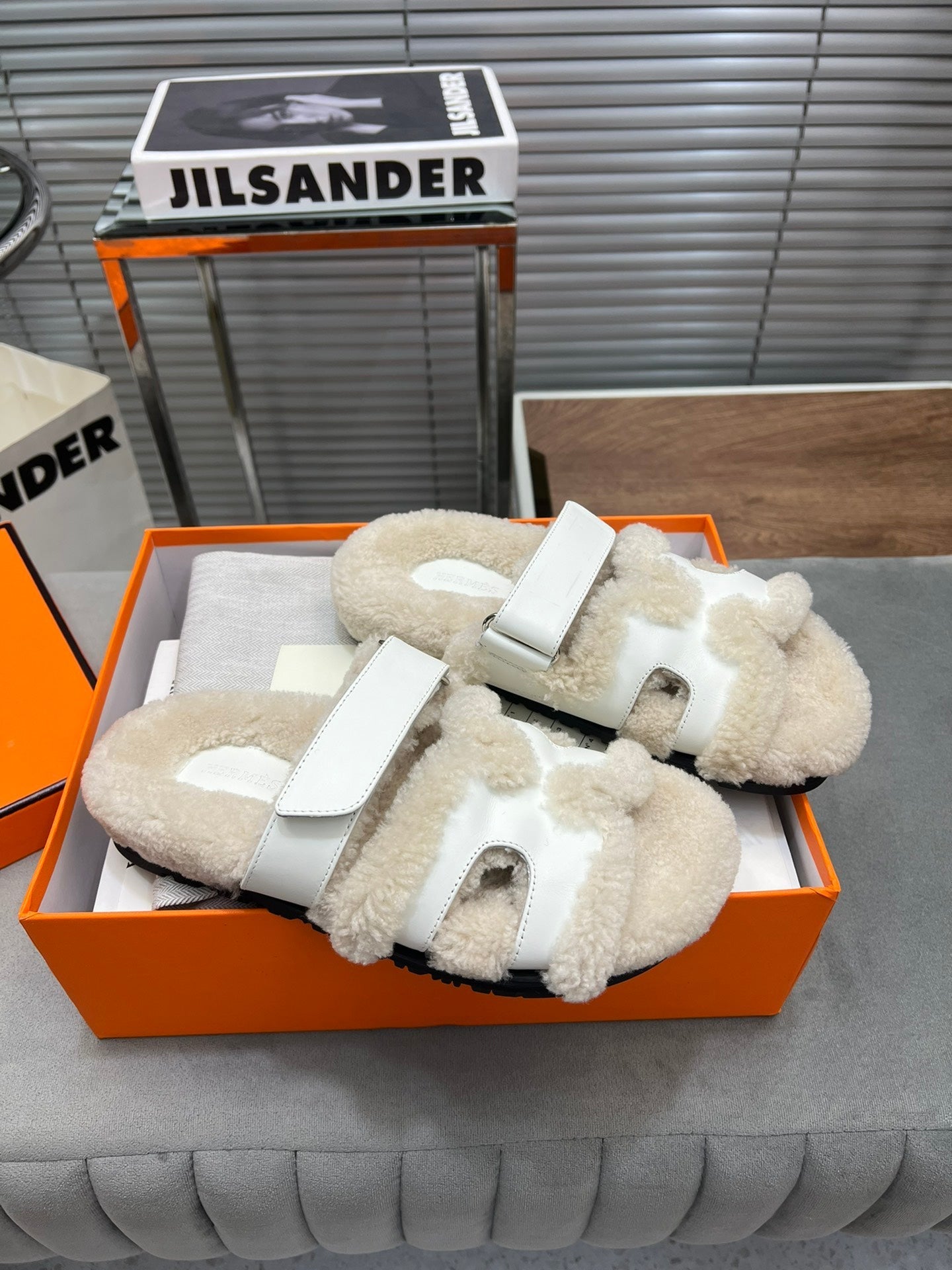 CHYPRE SLIPPERS IN BEIGE LAMB WOOL AND WHITE CALFSKIN、mysite、Cacoeks