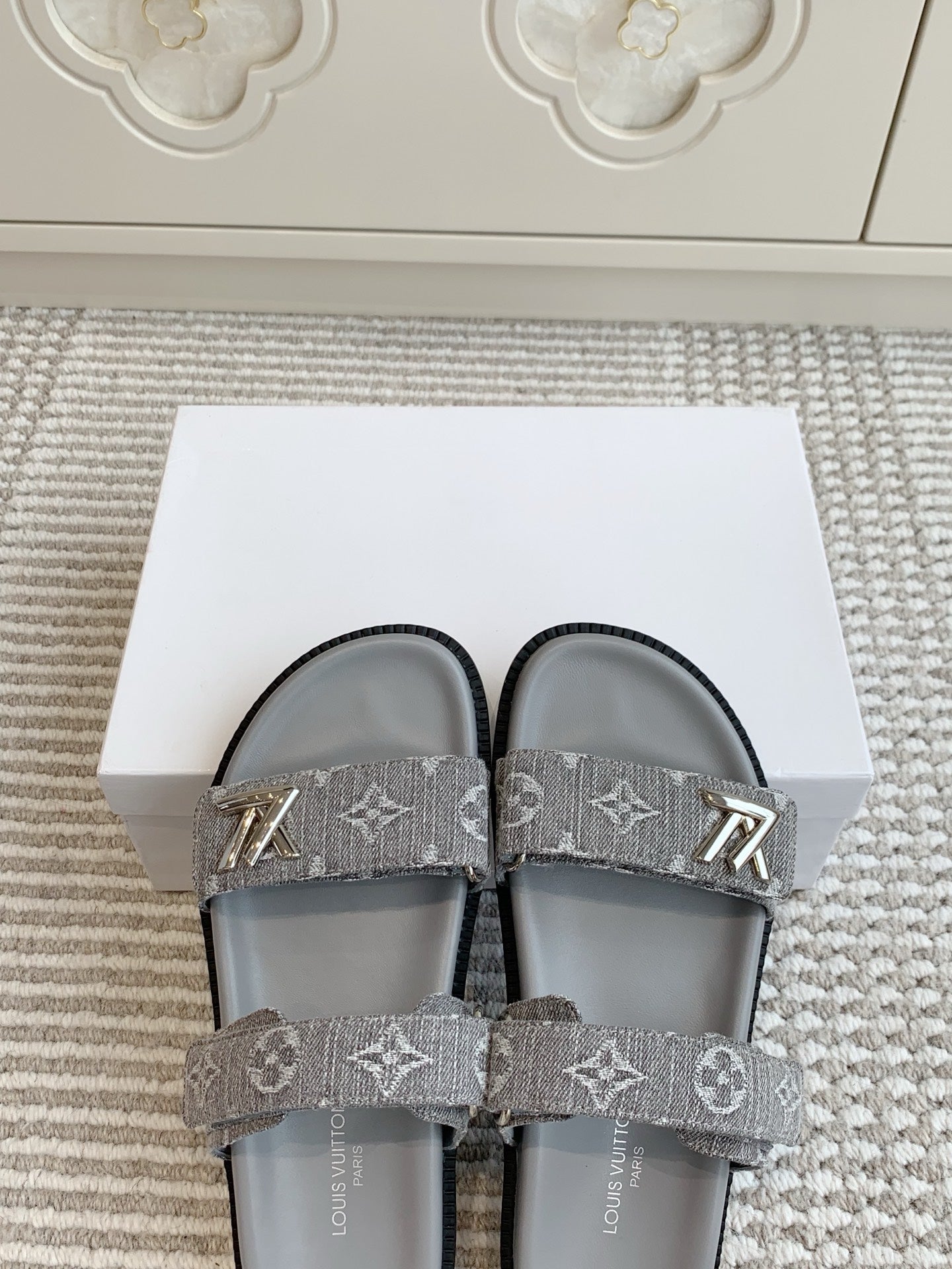 LV TWO-STRAP SANDALS 25S IN GREY DENIM AND CALFSKIN WITH SILVER HARDWARE、mysite、Cacoeks