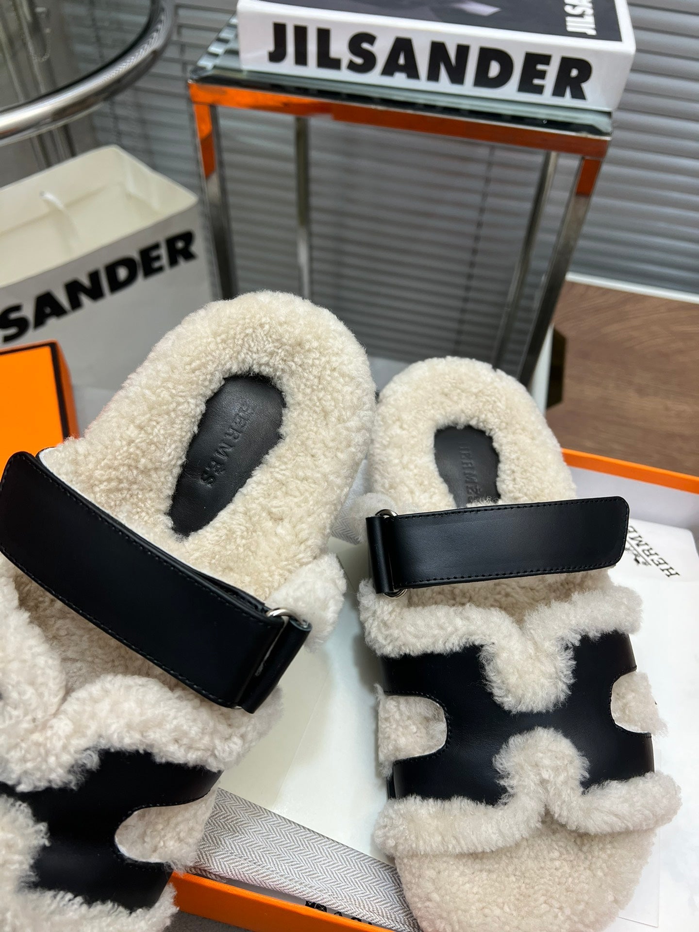CHYPRE SLIPPERS IN BEIGE LAMB WOOL AND BLACK CALFSKIN、mysite、Cacoeks