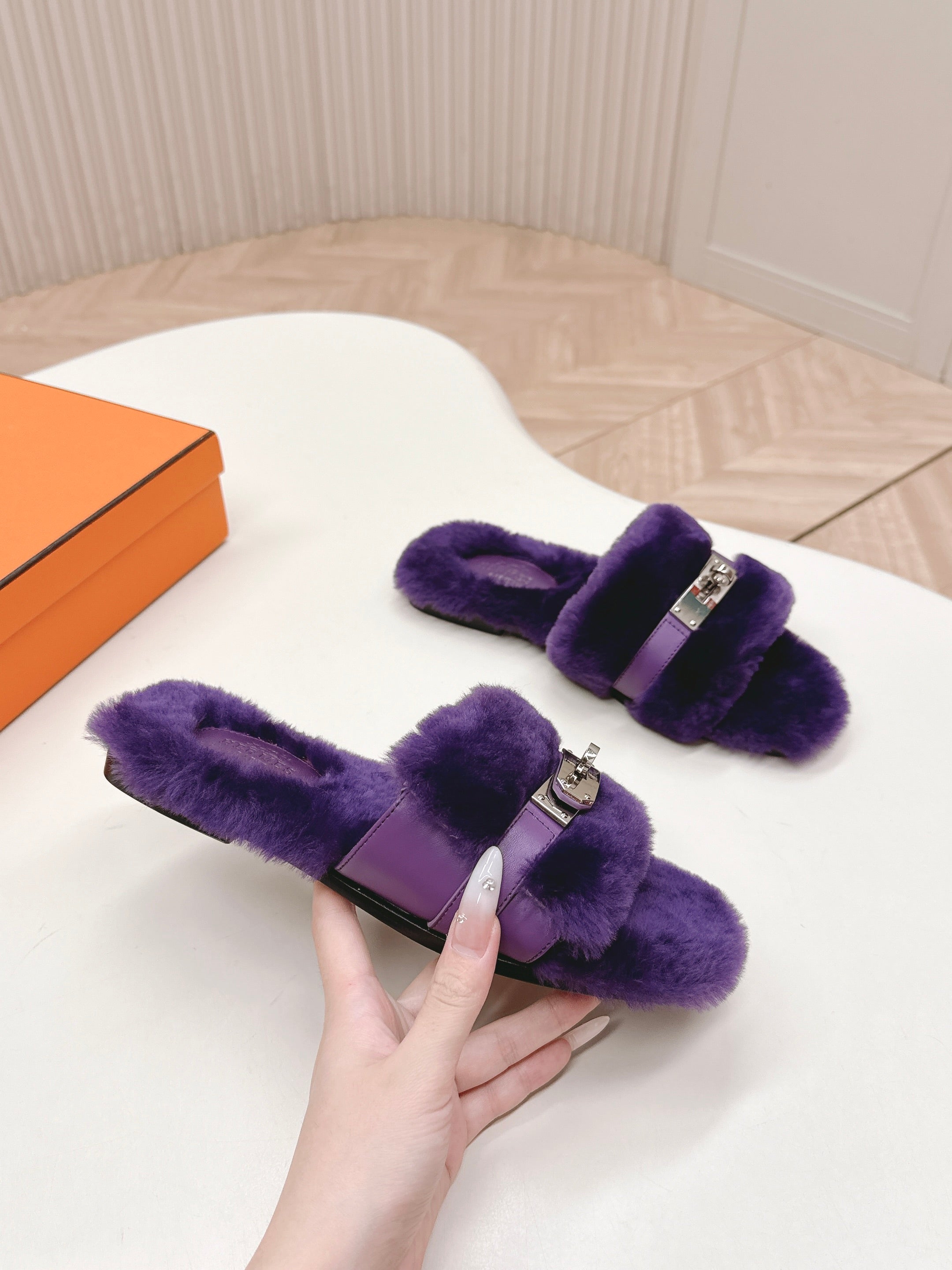 HM 25S ORAN SANDAL IN DARK PURPLE SHEARLING WITH SILVER HARDWARE、mysite、Cacoeks