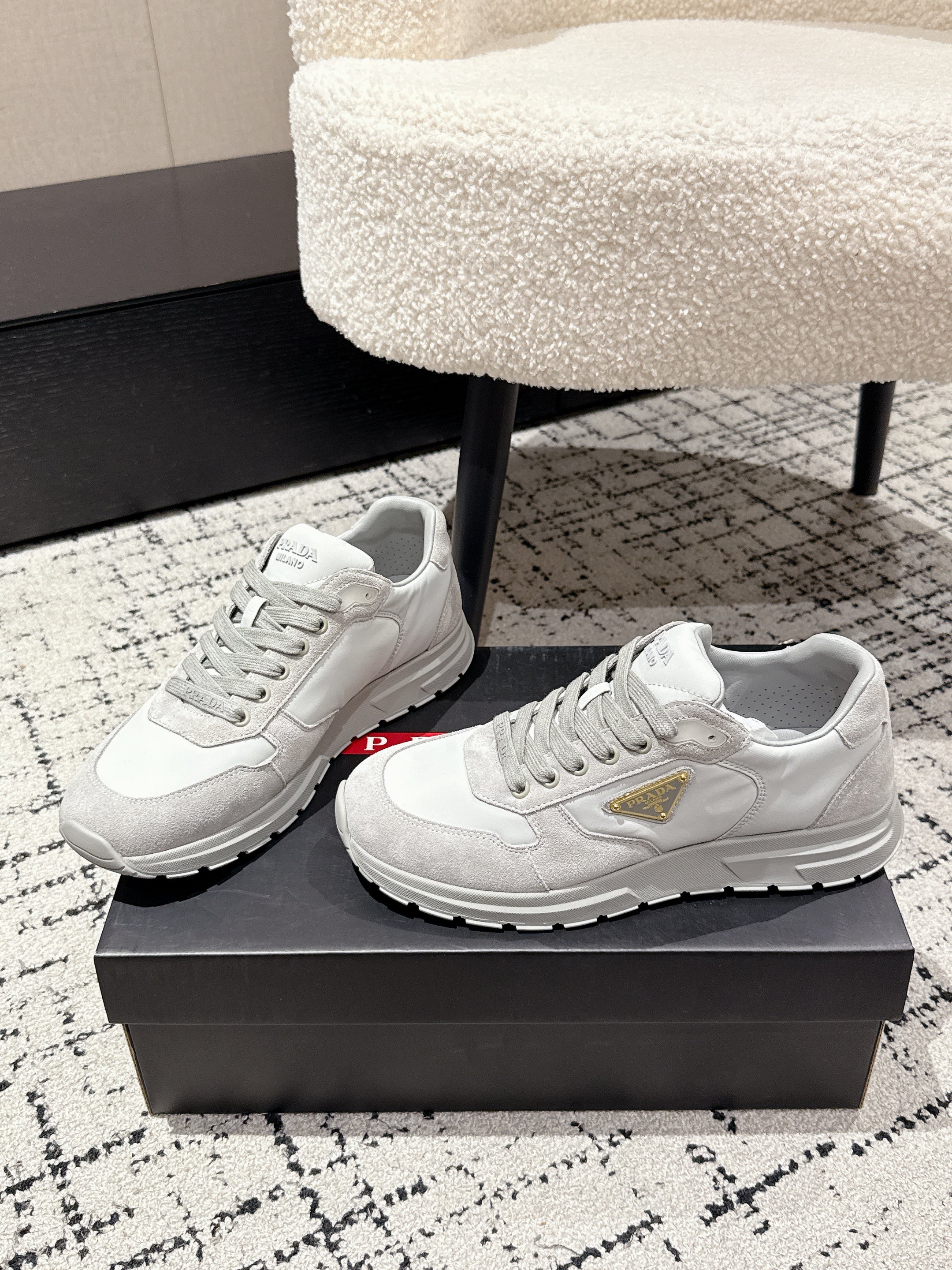 PRADA 25S MEN SNEAKERS LOGO IN WHITE AND LIGHT GRAY NUBUCK AND CANVAS、mysite、Cacoeks