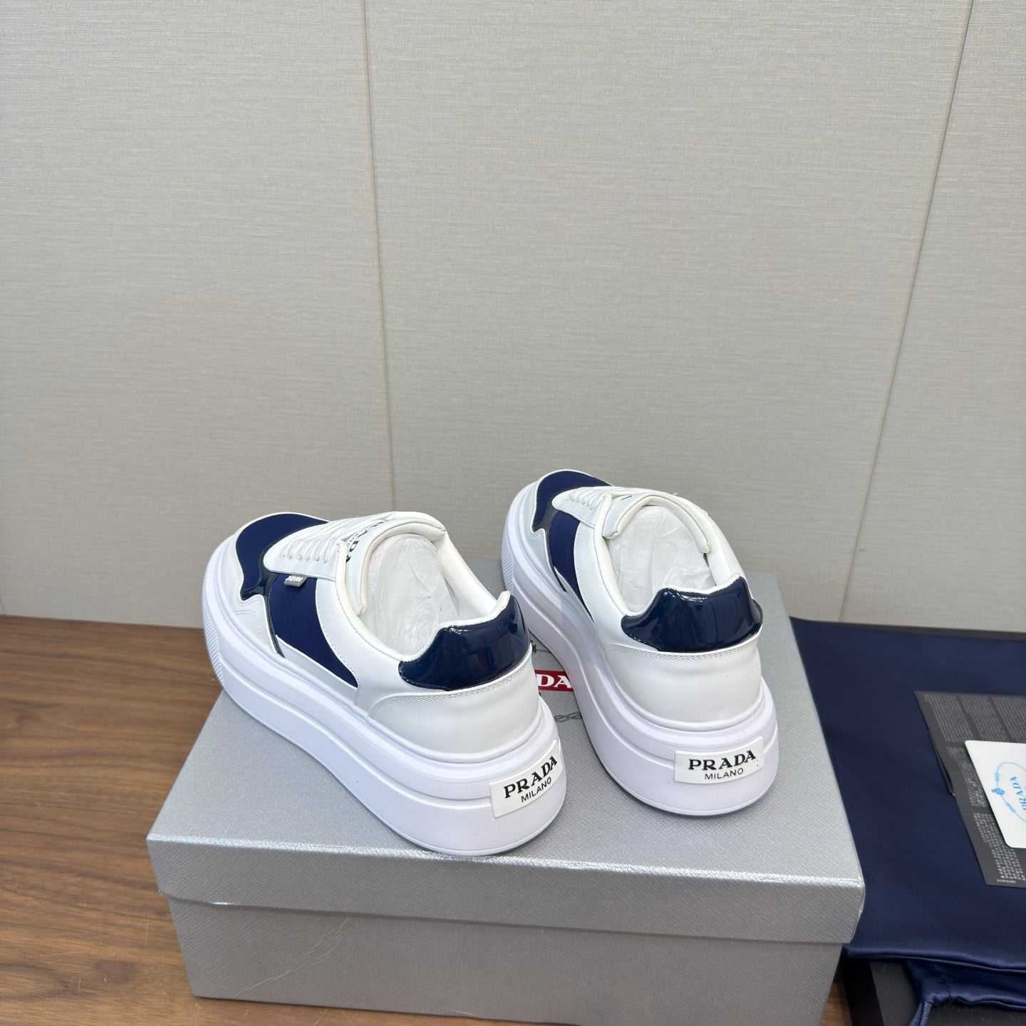 PRADA 25S DOWNTOWN BOLD SNEAKERS 45MM IN WHITE AND NAVY BLUE CALFSKIN、mysite、Cacoeks