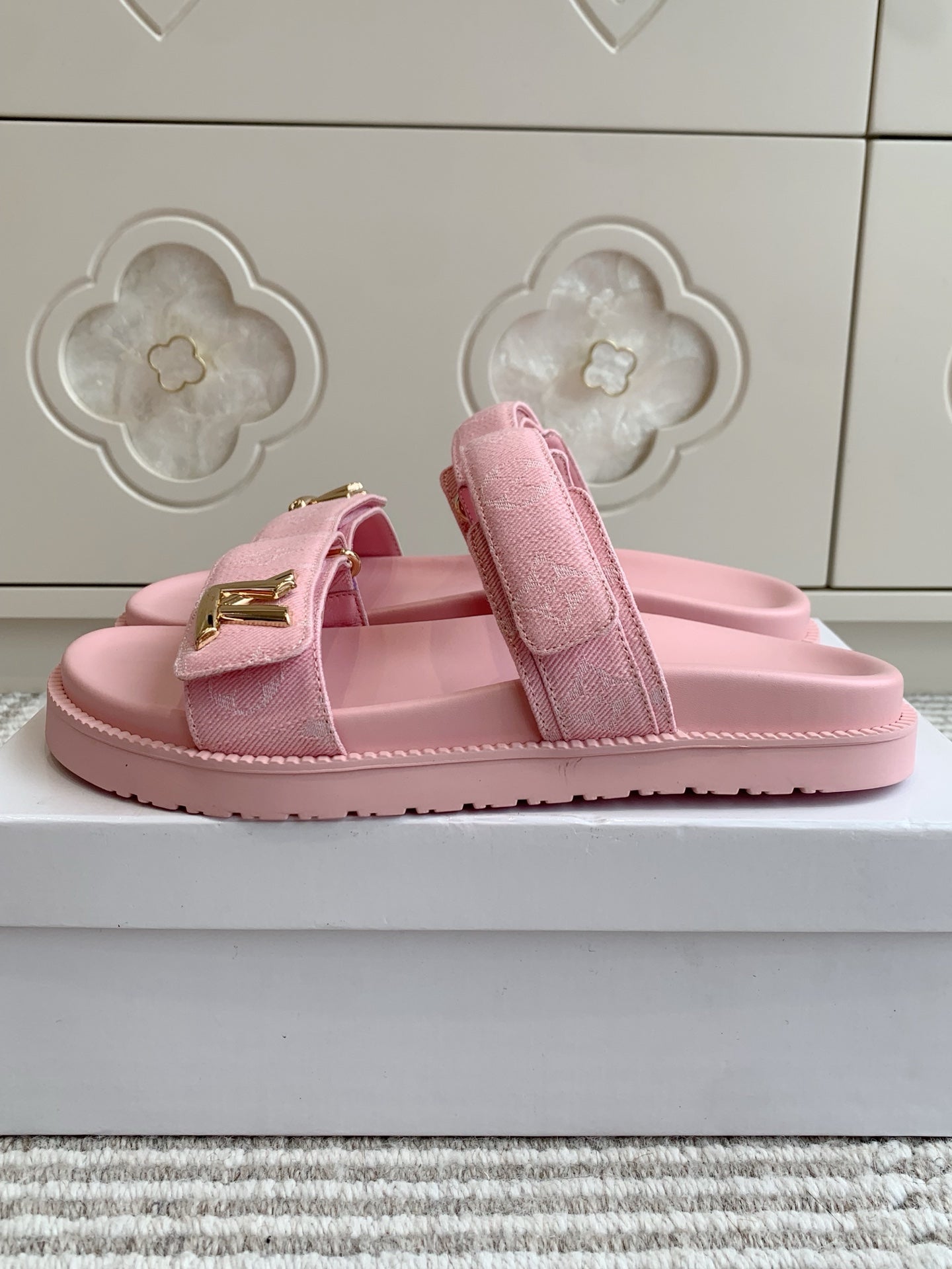 LV TWO-STRAP SANDALS 25S IN LIGHT PINK DENIM AND CALFSKIN WITH GOLD HARDWARE、mysite、Cacoeks