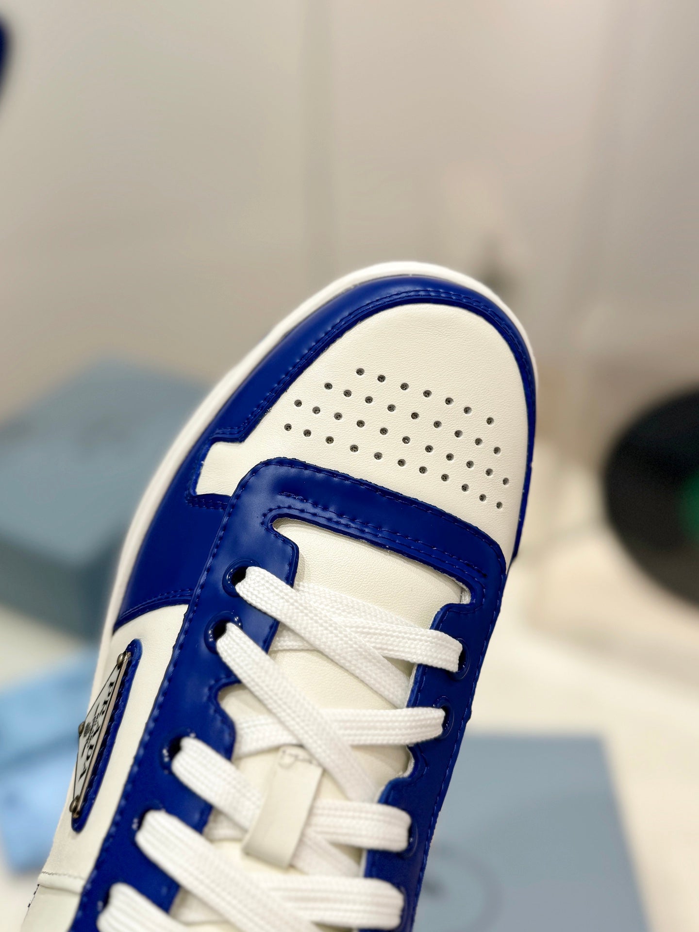 PRA DOWNTOWN PERFORATED SNEAKERS WHITE AND COBALT CALFSKIN、mysite、Cacoeks