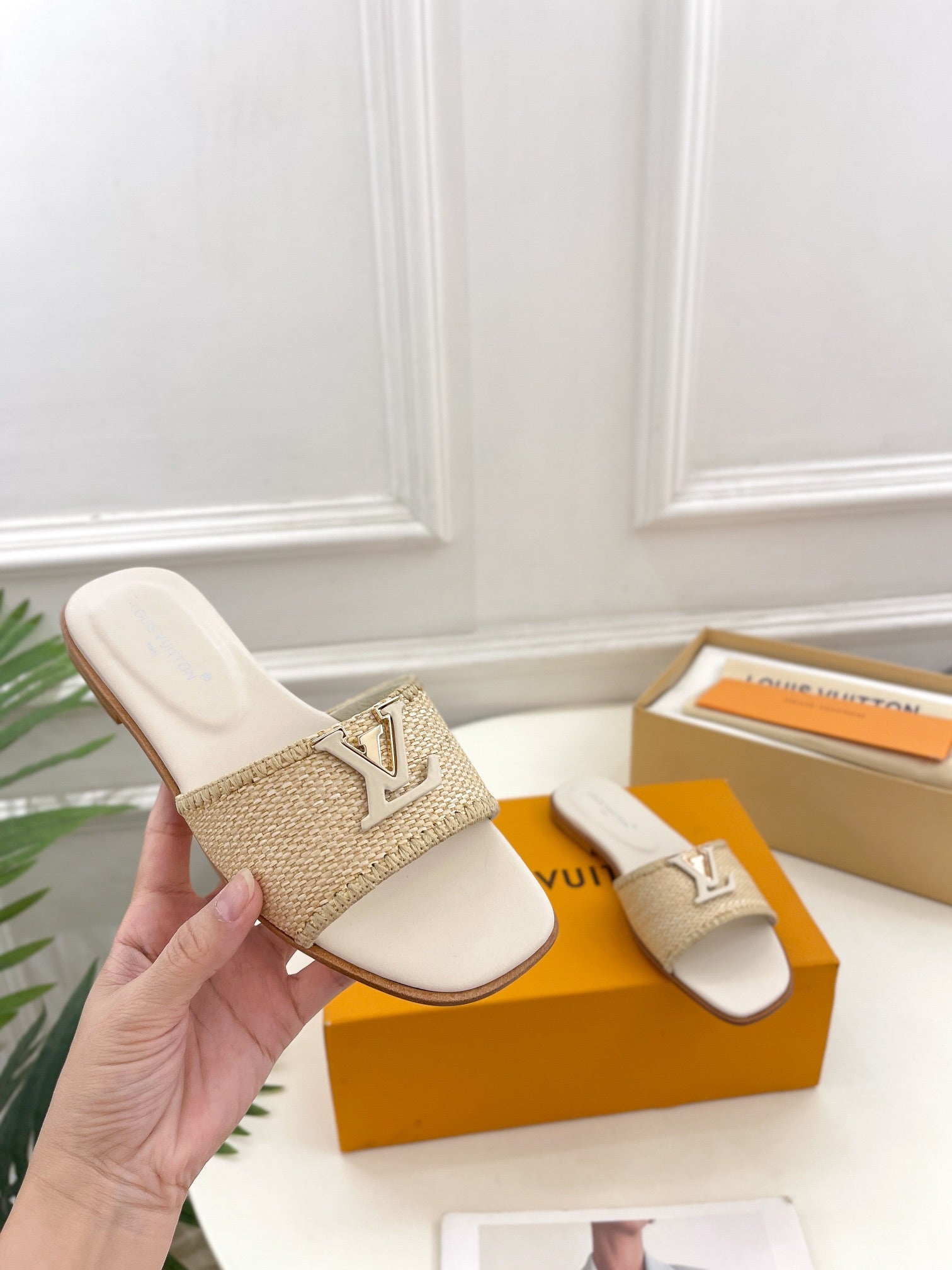 LV WOMEN CAPRI FLAT MULES IN BEIGE LEATHER AND RAFFIA、mysite、Cacoeks