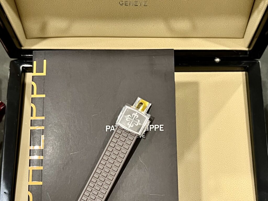 Đồng Hồ Patek Philippe Aquanaut 5067A Replica 11 Màu Xám Nữ (6)