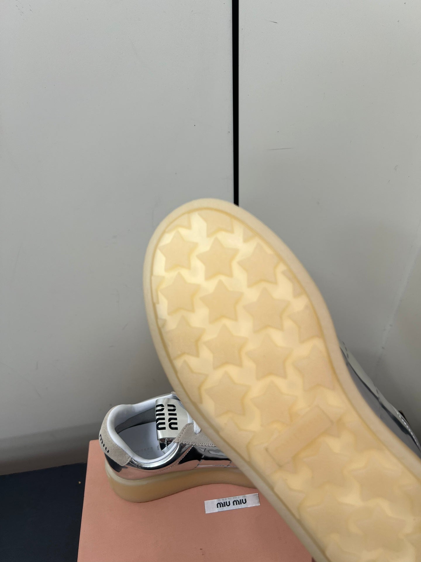 THICK-SOLED RETRO SNEAKERS IN SILVER METALLIC LAMBSKIN AND BEIGE SUEDE、mysite、Cacoeks