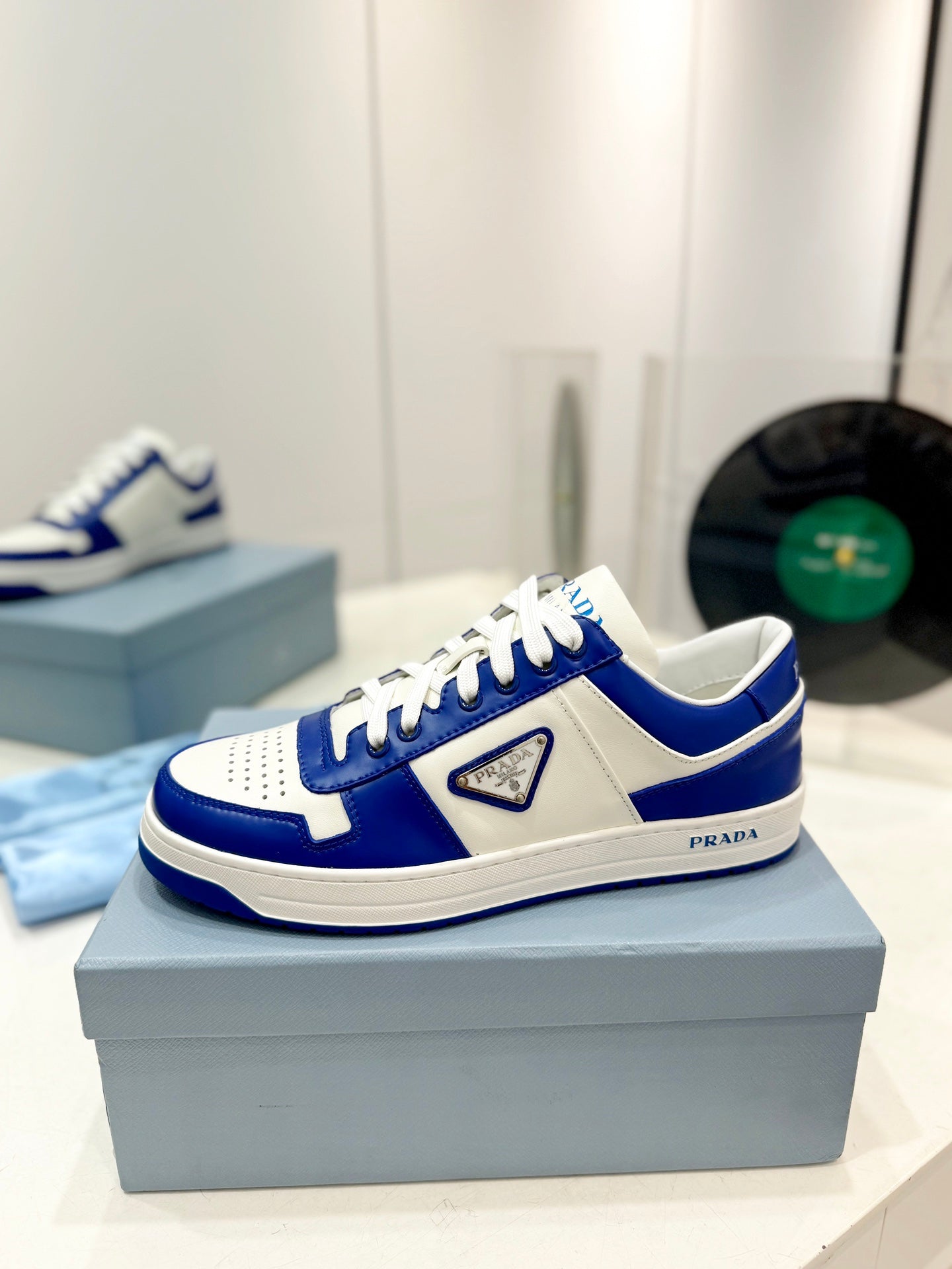 PRA DOWNTOWN PERFORATED SNEAKERS WHITE AND COBALT CALFSKIN、mysite、Cacoeks