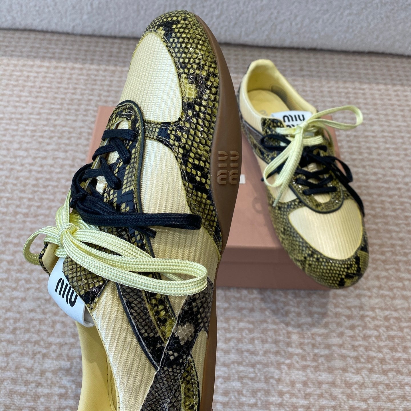 GYMNASIUM SNEAKER IN YELLOW FABRIC SNAKE EFFECT CALFSKIN、mysite、Cacoeks