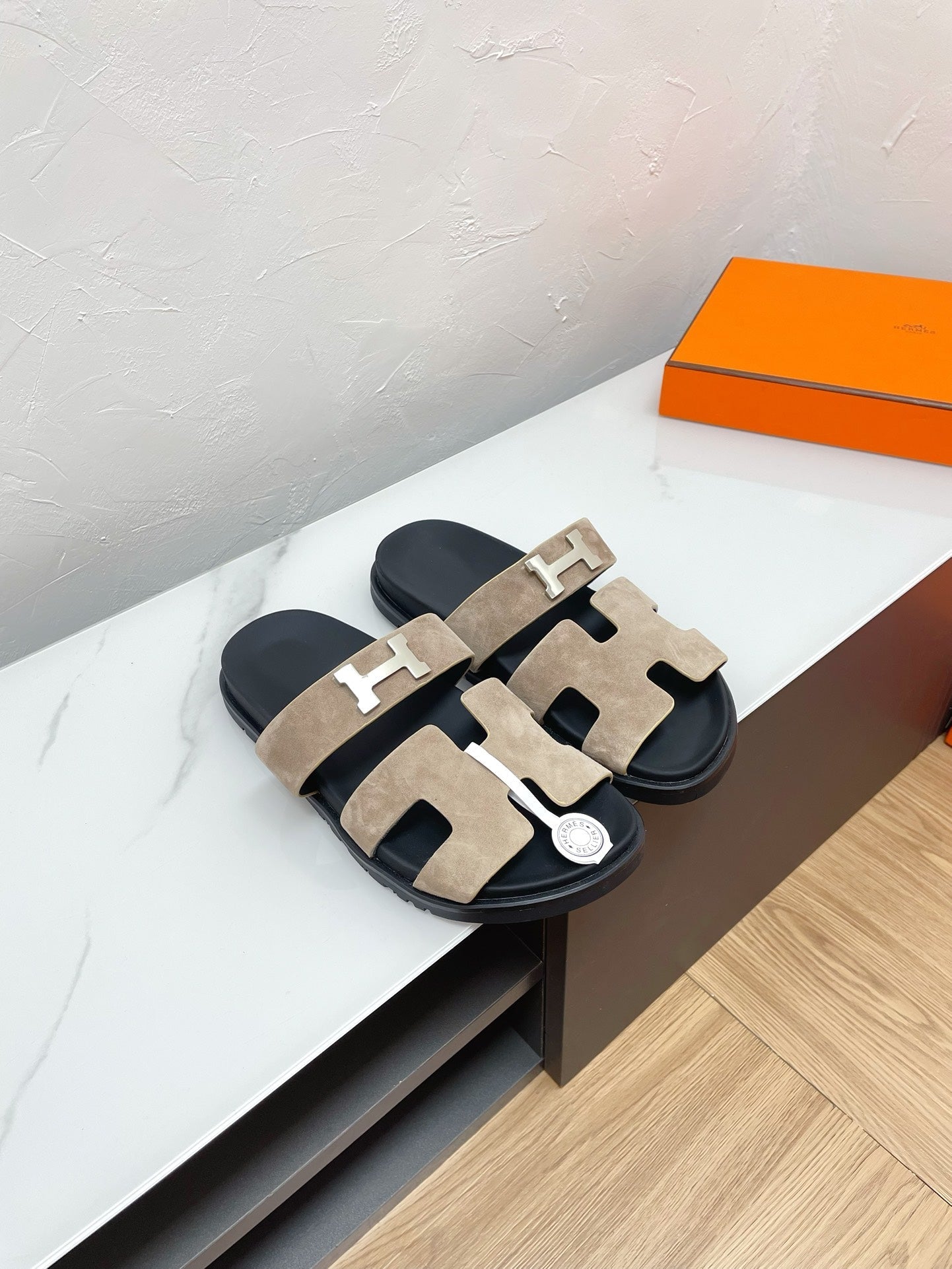 CHYPRE SANDAL LIGHT GRAY SUEDE WITH H BUCKLE、mysite、Cacoeks