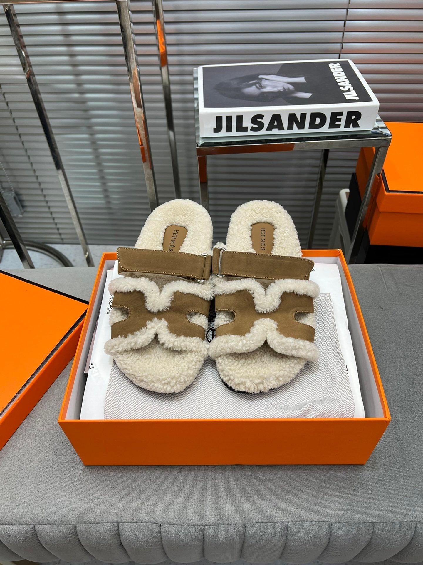 CHYPRE SLIPPERS IN BEIGE LAMB WOOL AND LIGHT FRENCH BEIGE SUEDE、mysite、Cacoeks