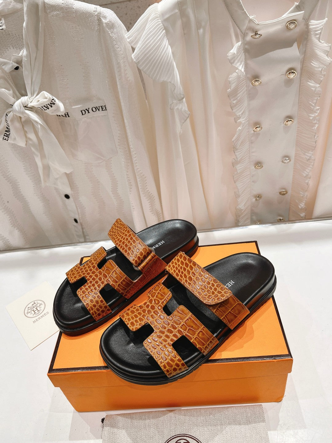 CHYPRE SANDAL BLACK AND BRIGHT BROWN LAMBSKIN、mysite、Cacoeks