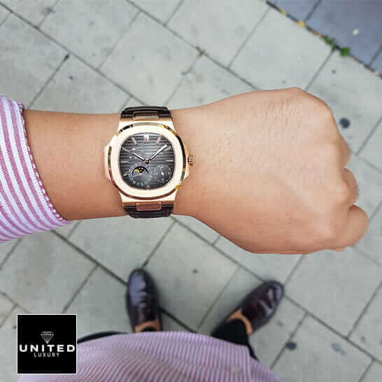 Patek Philippe Nautilus Gold Leather Replica 3 Patek Philippe Rose Gold Case Black Dial Leather Bracelet Replica on the man wrist