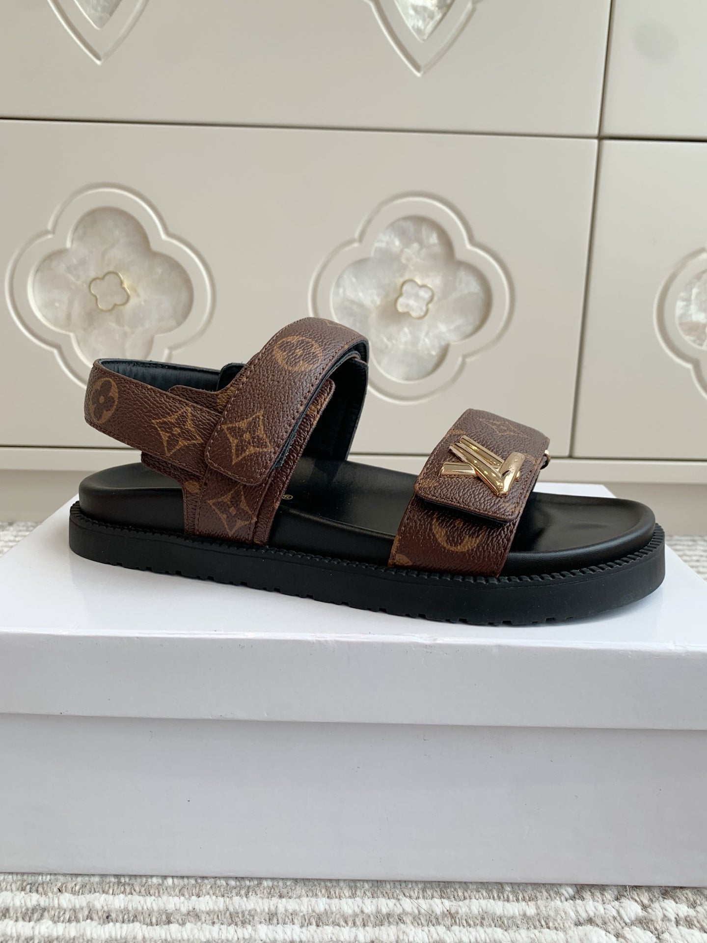 LV SANDALS 25S IN BROWN MIX BLACK CALFSKIN WITH GOLD HARDWARE、mysite、Cacoeks