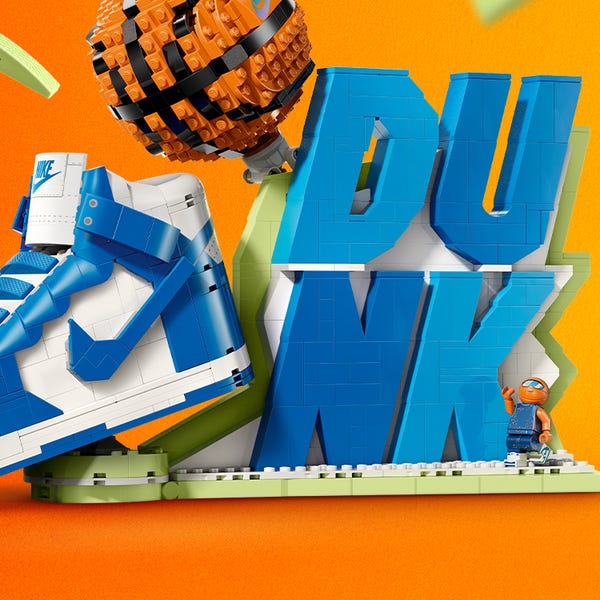Nike Dunk edzőcipő B'Ball fejjel ellátott minifigurával, forgó kosárlabdával és szlogennel.