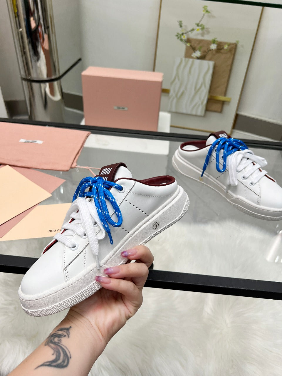 SNEAKER MULES IN WHITE CALFSKIN WHITE BLUE LACES、mysite、Cacoeks