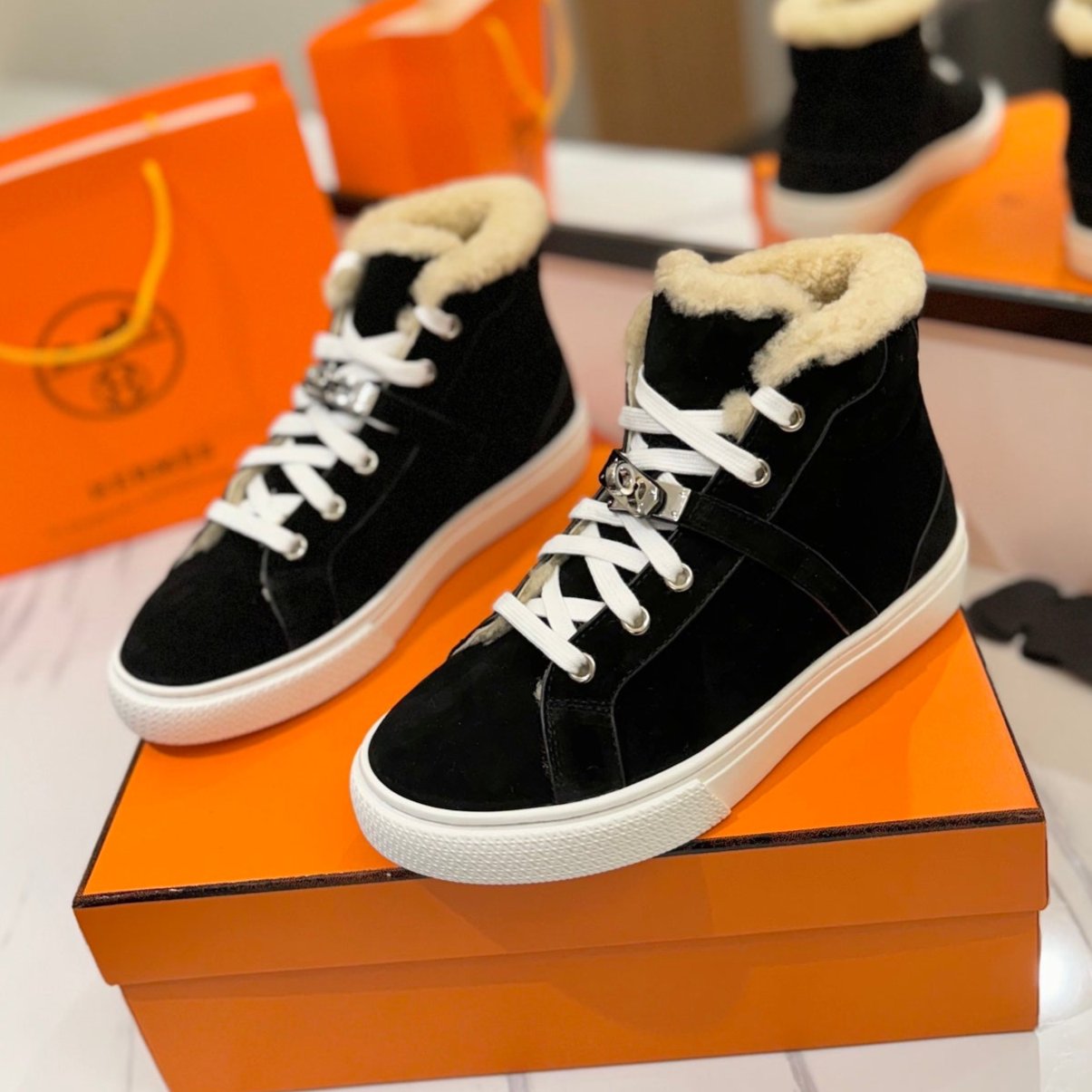 CHEALSEA BOOTS IN BLACK SUEDE AND FLEECE LINING、mysite、Cacoeks