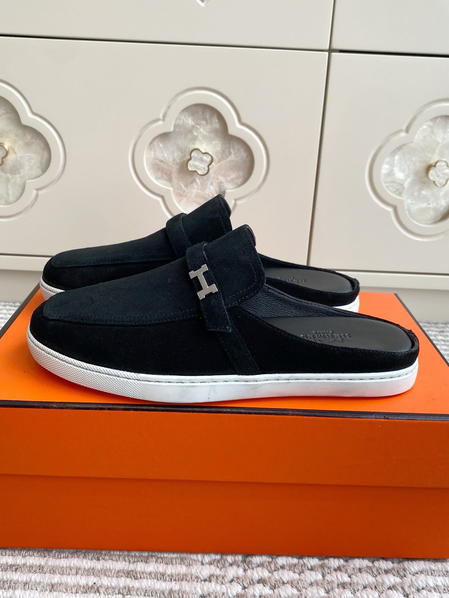 HM 25S MULES IN BLACK SUEDE WITH SILVER HARDWARE、mysite、Cacoeks