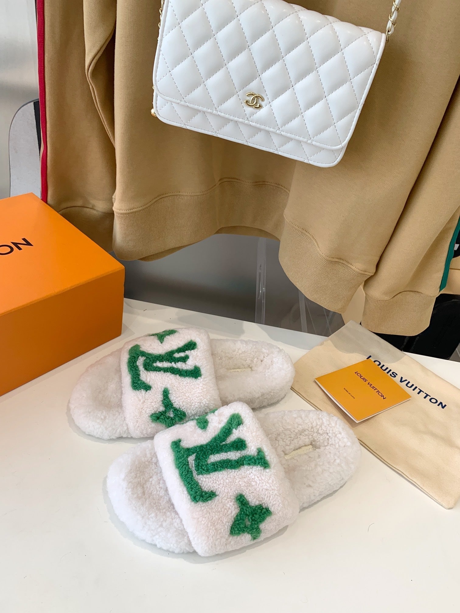 LV WOMEN'S PASEO FLAT SLIPPER IN WHITE FLEECE WITH GREEN LOGO、mysite、Cacoeks