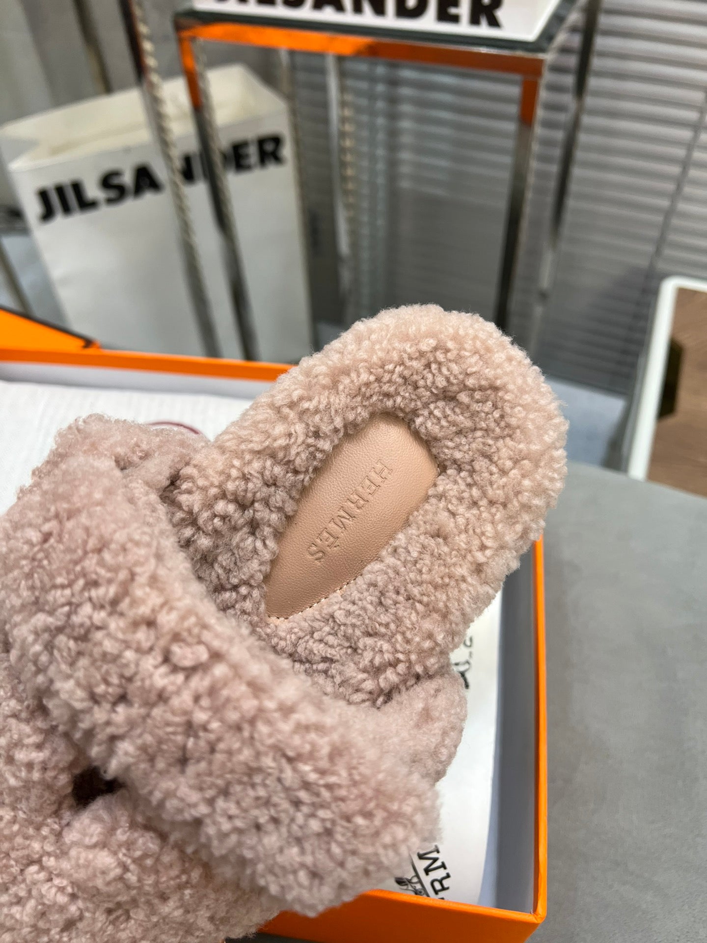 CHYPRE SLIPPERS IN ROSY BROWN LAMB WOOL、mysite、Cacoeks