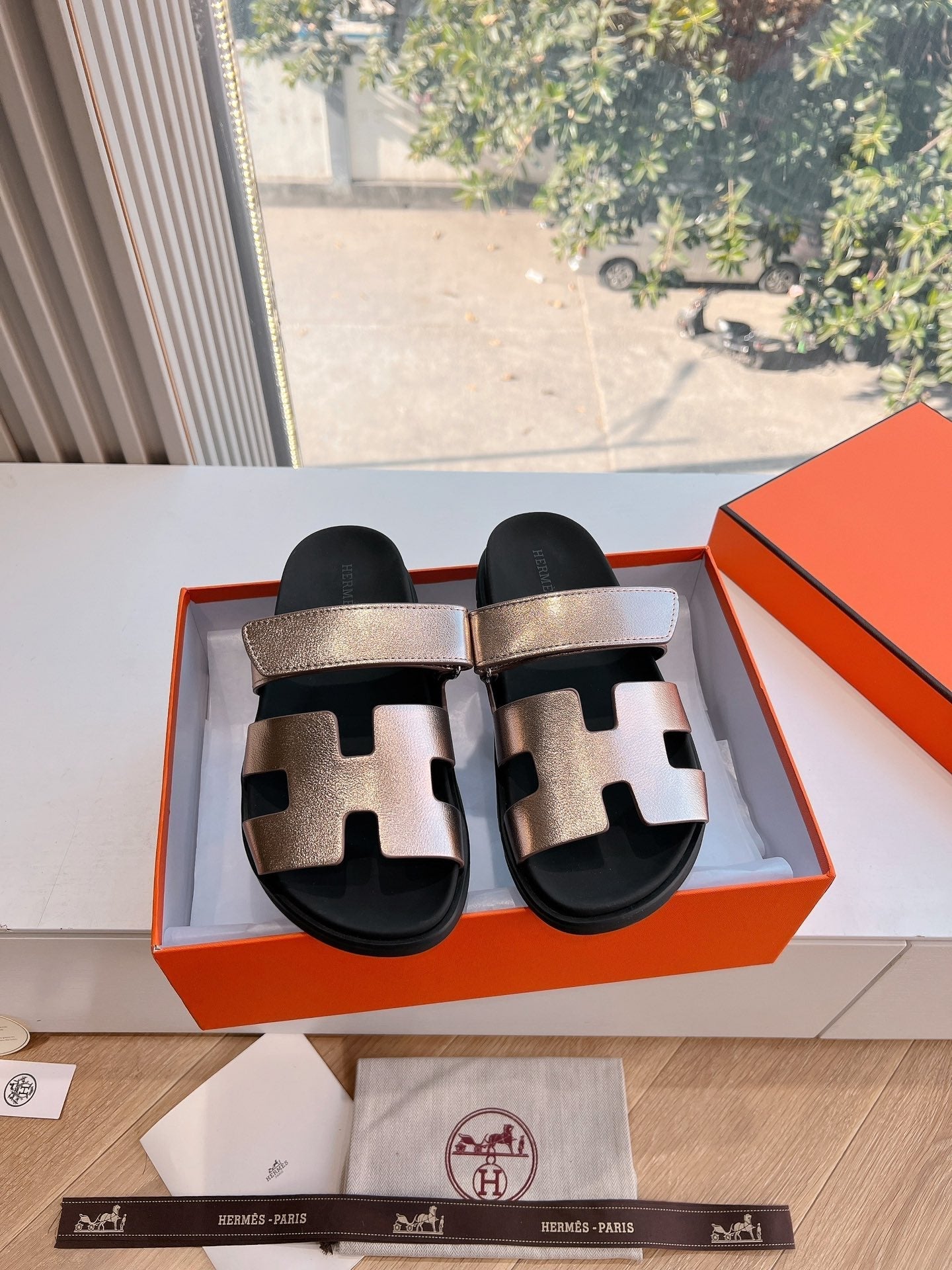 CHYPRE SANDAL IN COPPER BROWN METALLIC CALFSKIN、mysite、Cacoeks