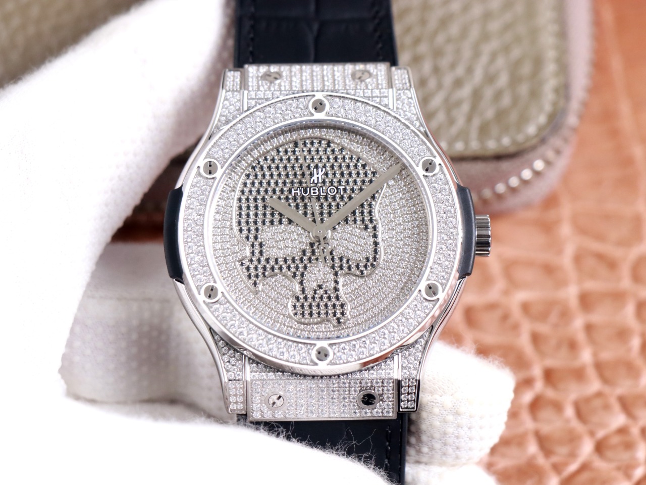 Hublot Classic Fusion Skull Titanium Full Pave 511.NX.9000.LR.1704.SKULL 45mm-fasswatch