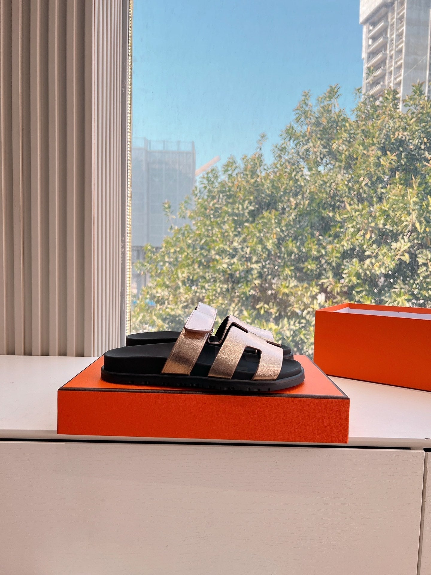 CHYPRE SANDAL IN COPPER BROWN METALLIC CALFSKIN、mysite、Cacoeks