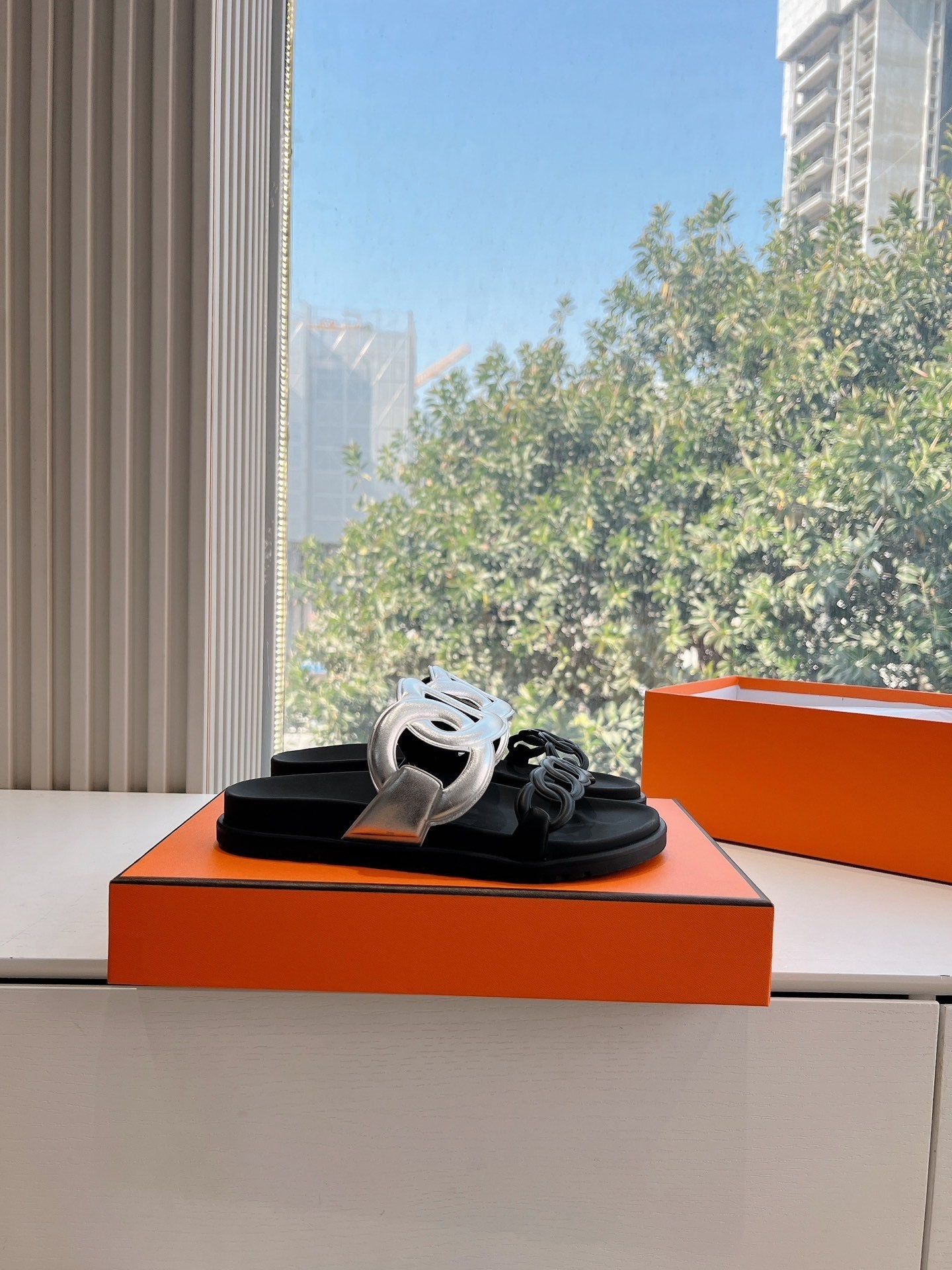 EXTRA SANDAL IN SILVER MIX BLACK CALFSKIN、mysite、Cacoeks