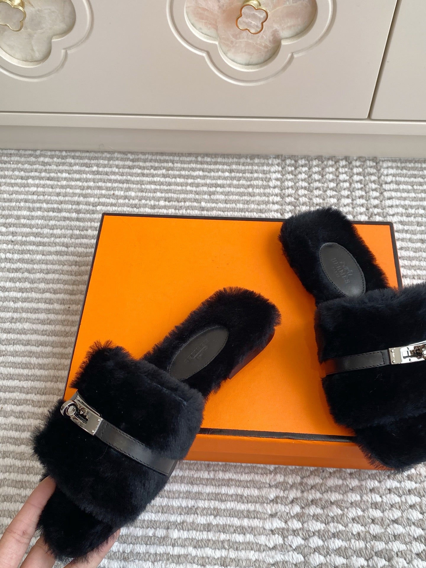 HM 25S GIULIA SANDAL IN BLACK SHEARLING WITH SILVER HARDWARE、mysite、Cacoeks