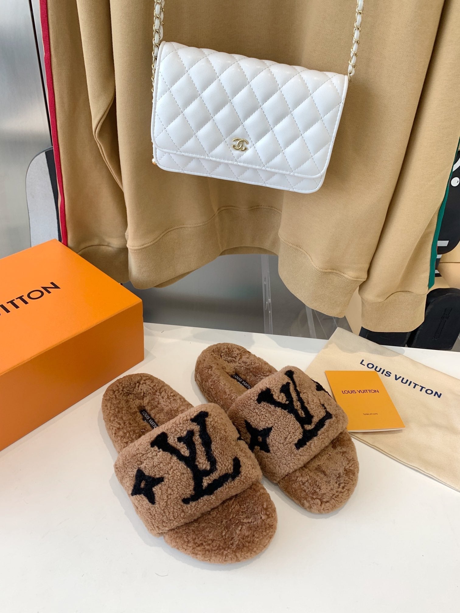 LV WOMEN'S PASEO FLAT SLIPPER IN CARAMEL BROWN FLEECE WITH BLACK LOGO、mysite、Cacoeks