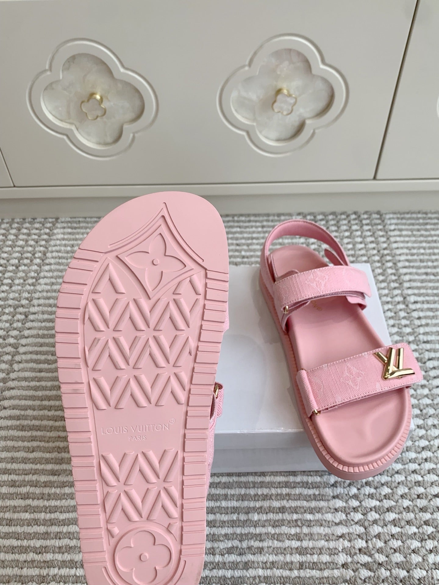 LV SANDALS 25S IN LIGHT PINK DENIM AND CALFSKIN WITH GOLD HARDWARE、mysite、Cacoeks