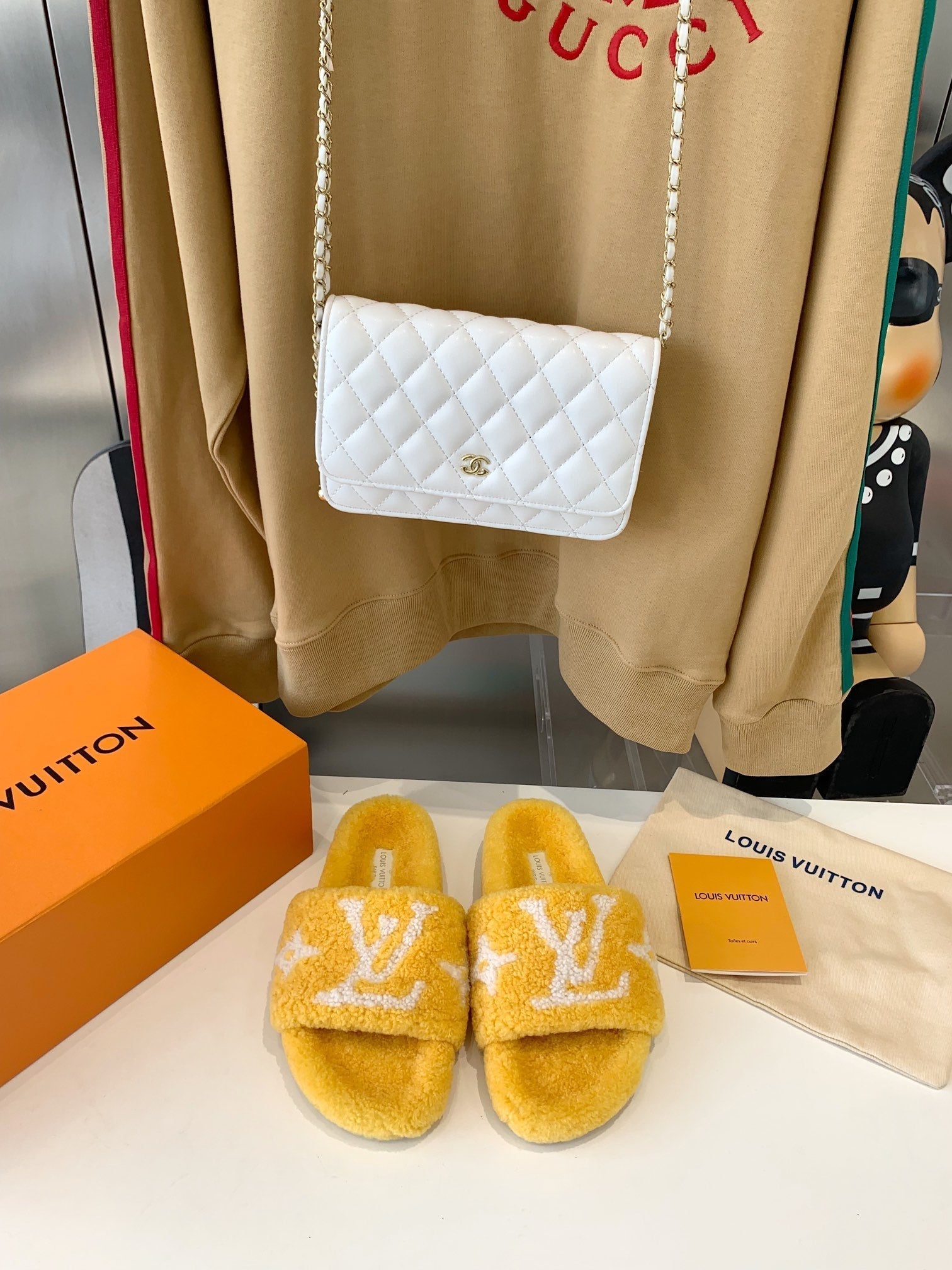LV WOMEN'S PASEO FLAT SLIPPER IN YELLOW FLEECE WITH WHITE LOGO、mysite、Cacoeks