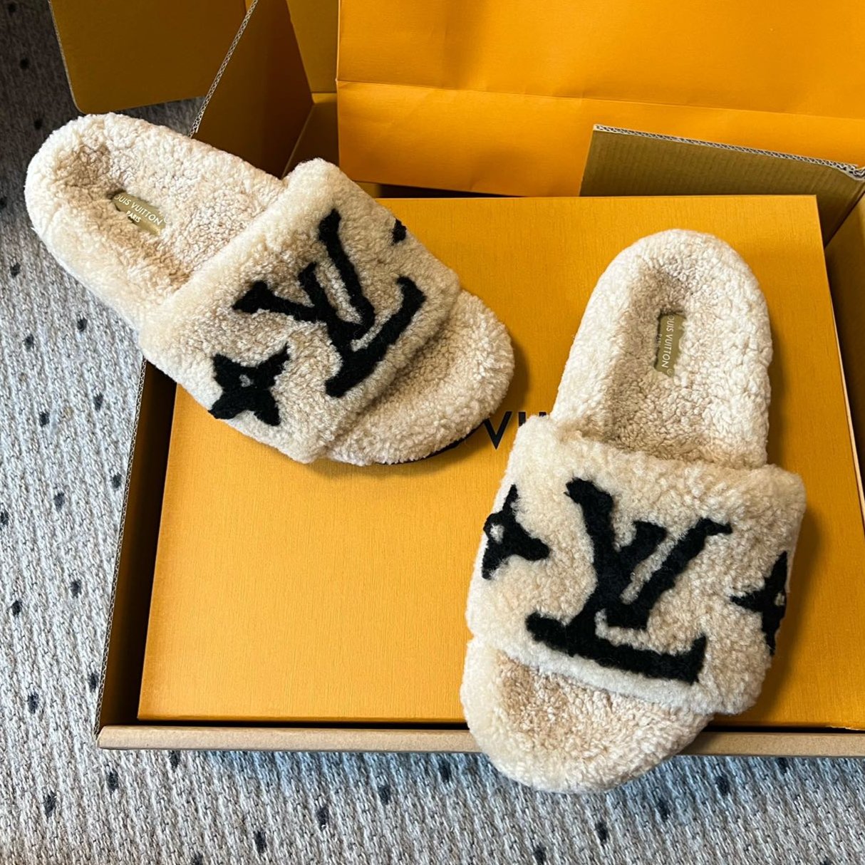 SLIPPER IN CAMEL BEIGE MIX BLACK FLEECE、mysite、Cacoeks