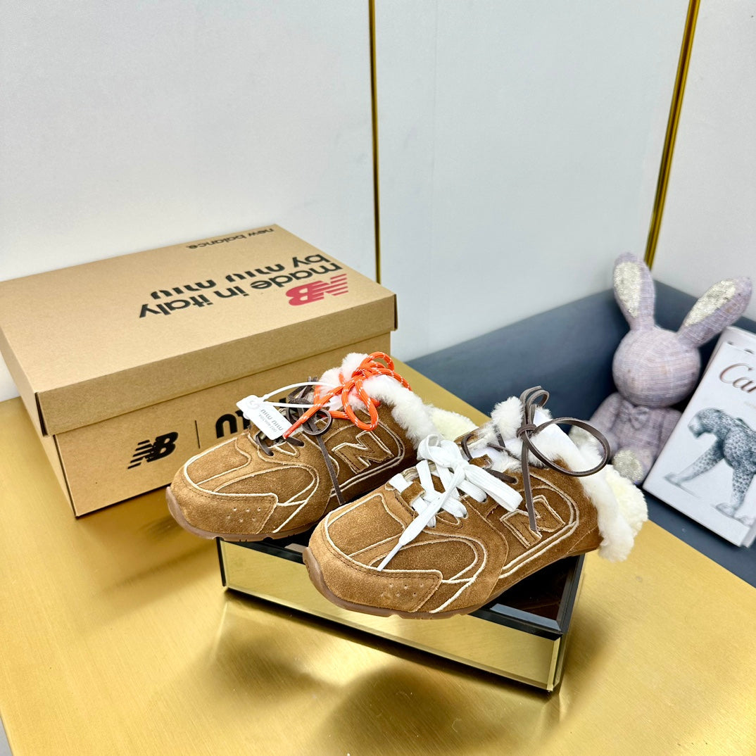 MIUxNEW 530 SNEAKER MULES IN BROWN BLEACHED SUEDE SHEARLING、mysite、Cacoeks