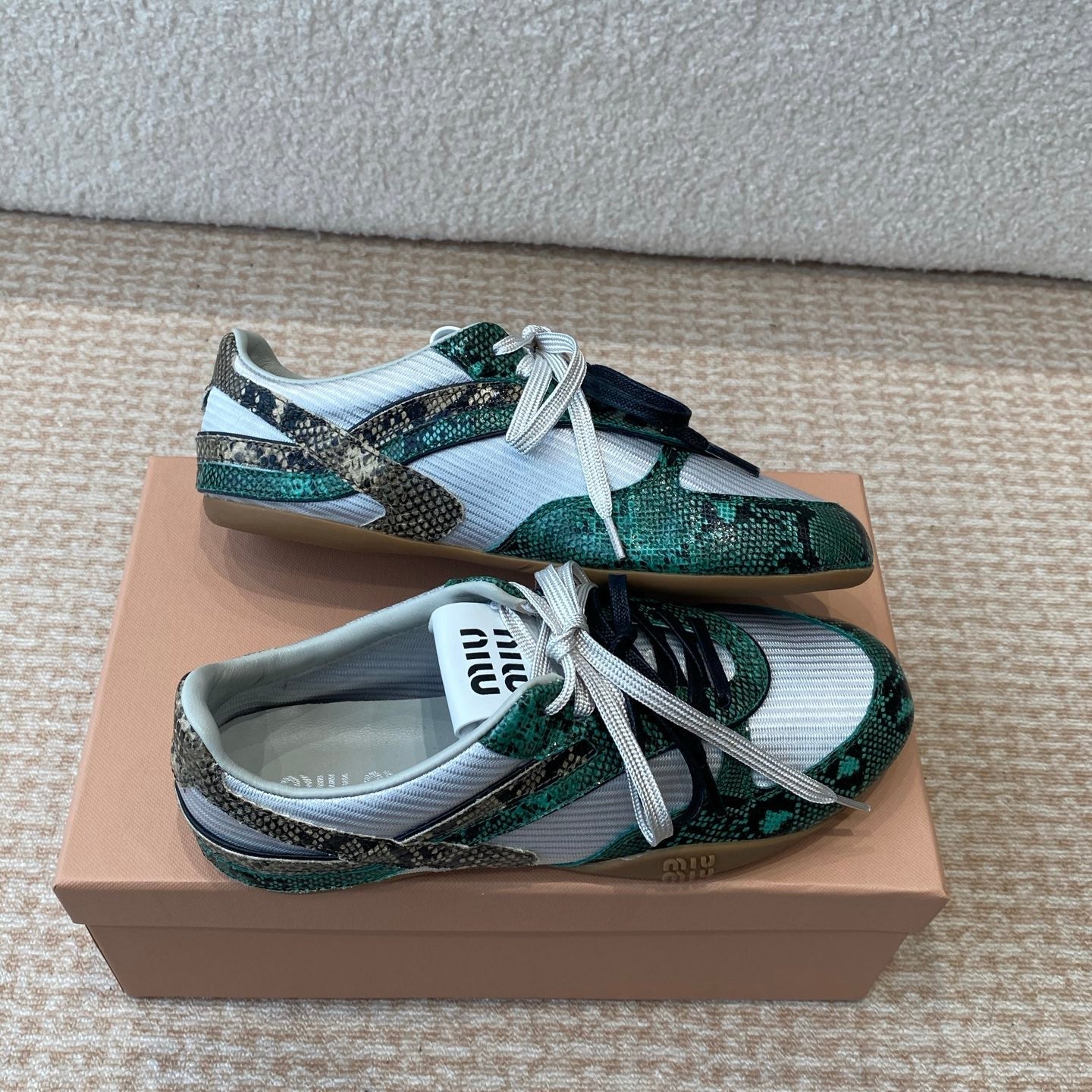 GYMNASIUM SNEAKER IN SILVER FABRIC AND DARK GREEN SNAKE EFFECT CALFSKIN、mysite、Cacoeks