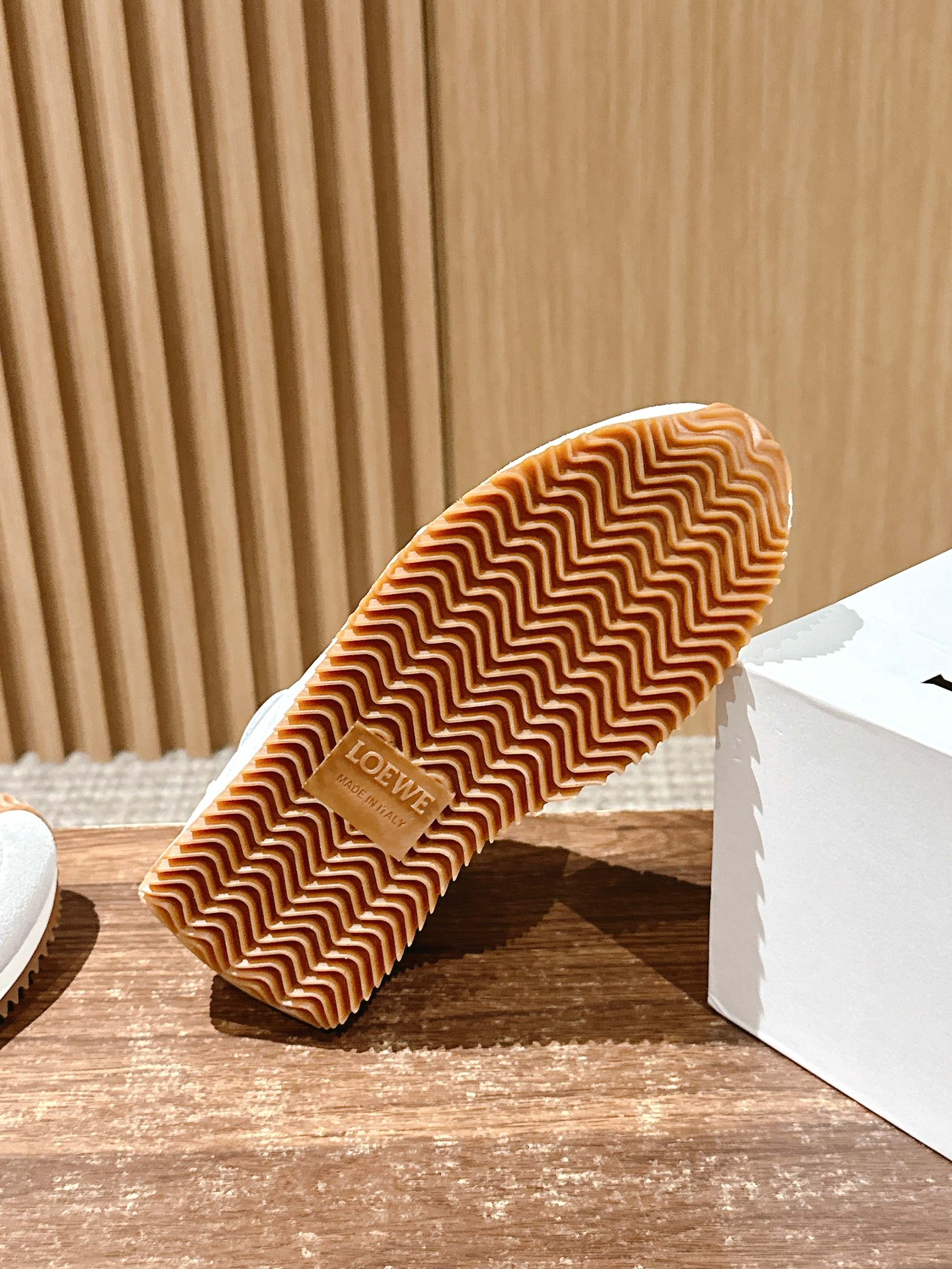 FLOW RUNNER SNEAKER IN LIGHT GRAY SUEDE AND WHITE SHEEPSKIN、mysite、Cacoeks