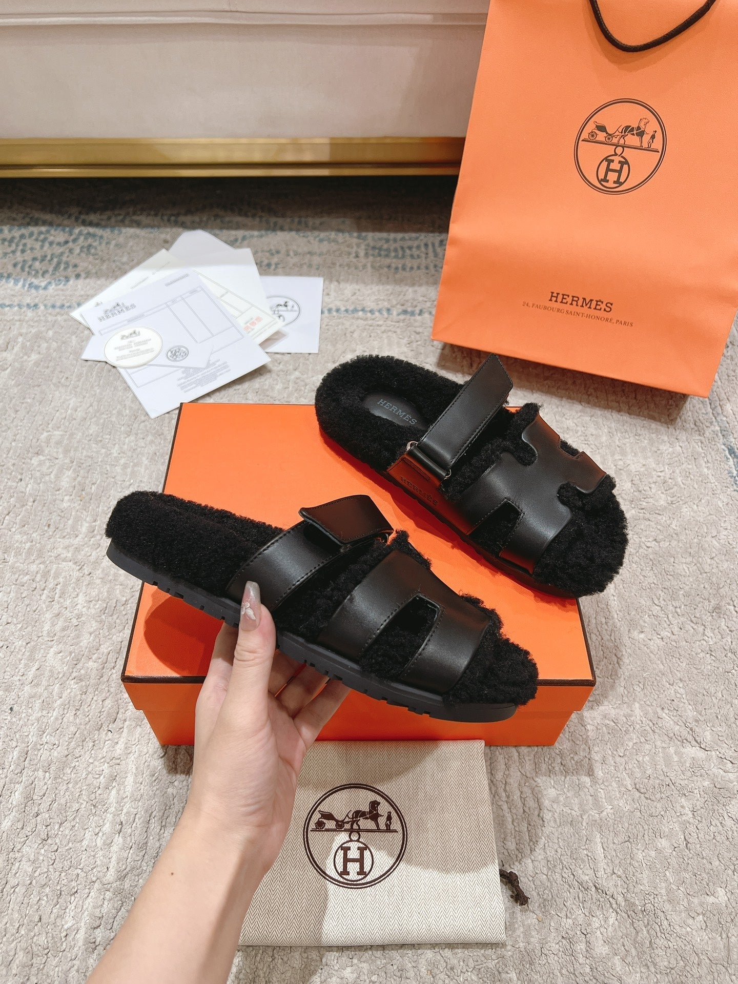 CHYPRE SANDAL IN BLACK SHEARLING AND CALFSKIN、mysite、Cacoeks