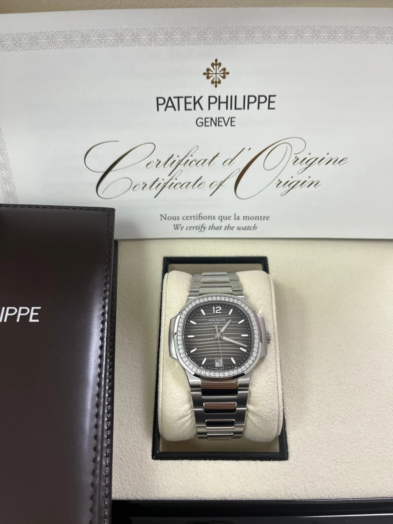 Patek Philippe Nautilus Ladies 7118/1200A-011 Super Clone – 35.2mm Silver Dial Replica Watch