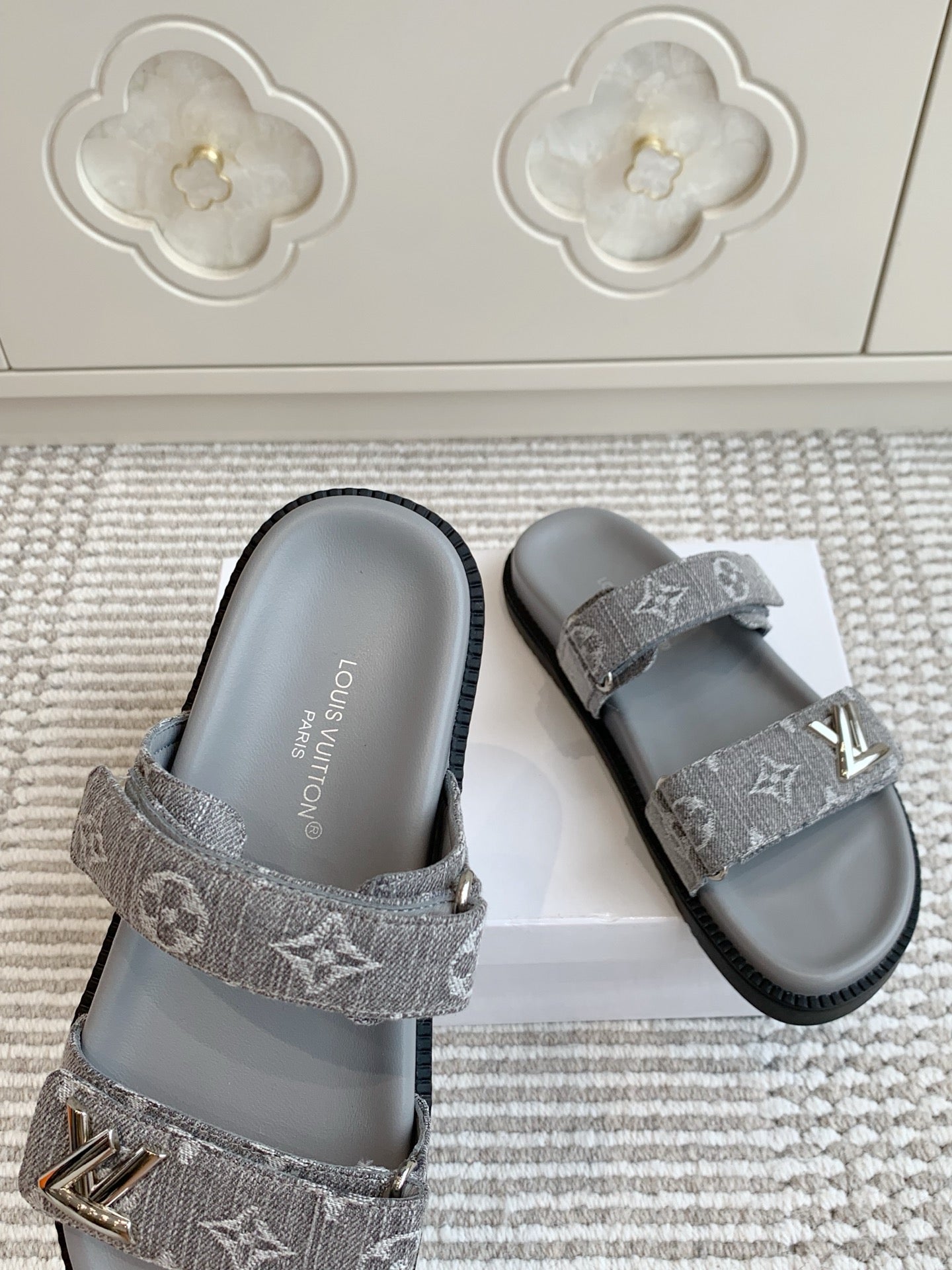 LV TWO-STRAP SANDALS 25S IN GREY DENIM AND CALFSKIN WITH SILVER HARDWARE、mysite、Cacoeks