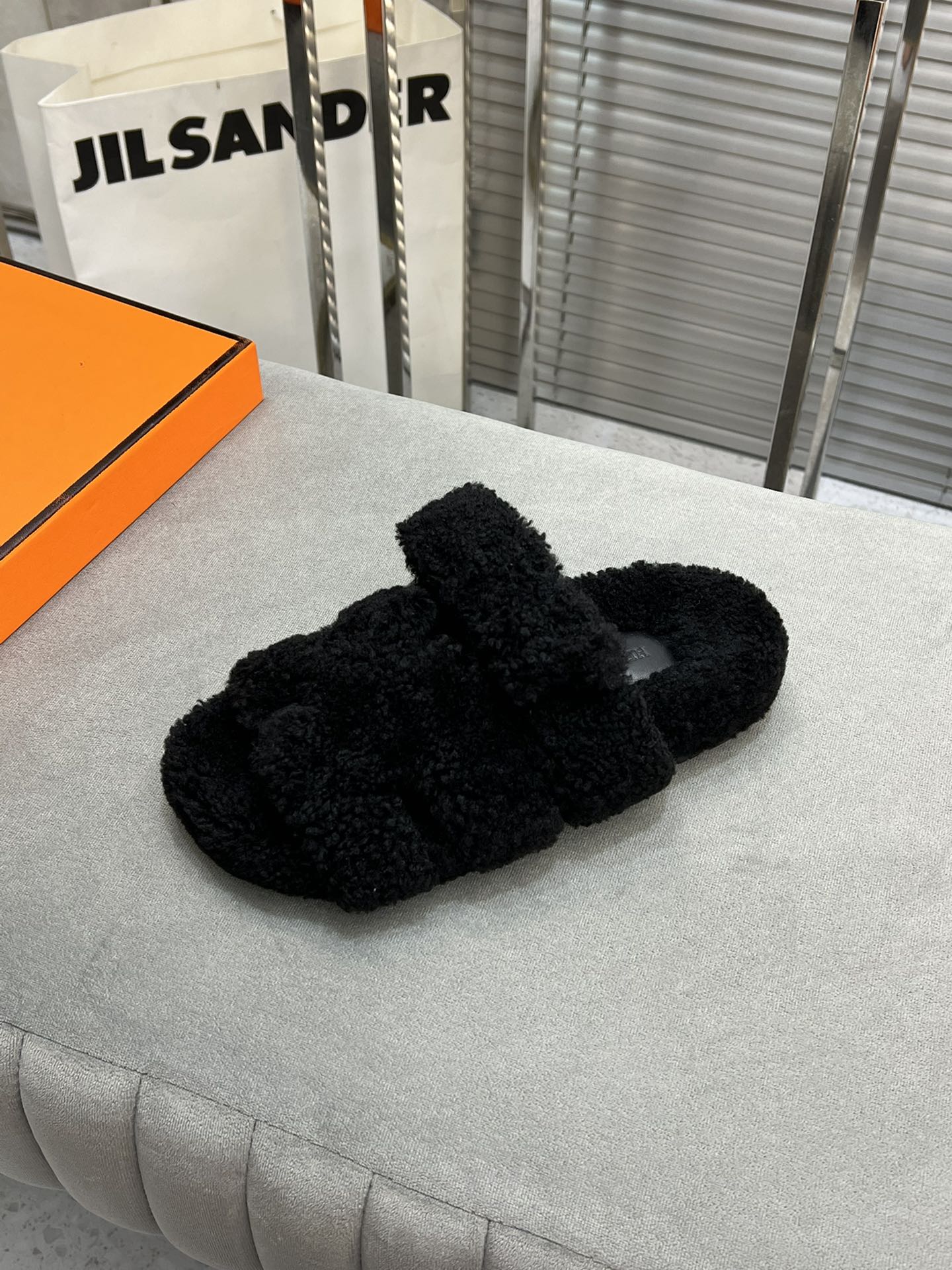 CHYPRE SLIPPERS IN BLACK LAMB WOOL、mysite、Cacoeks