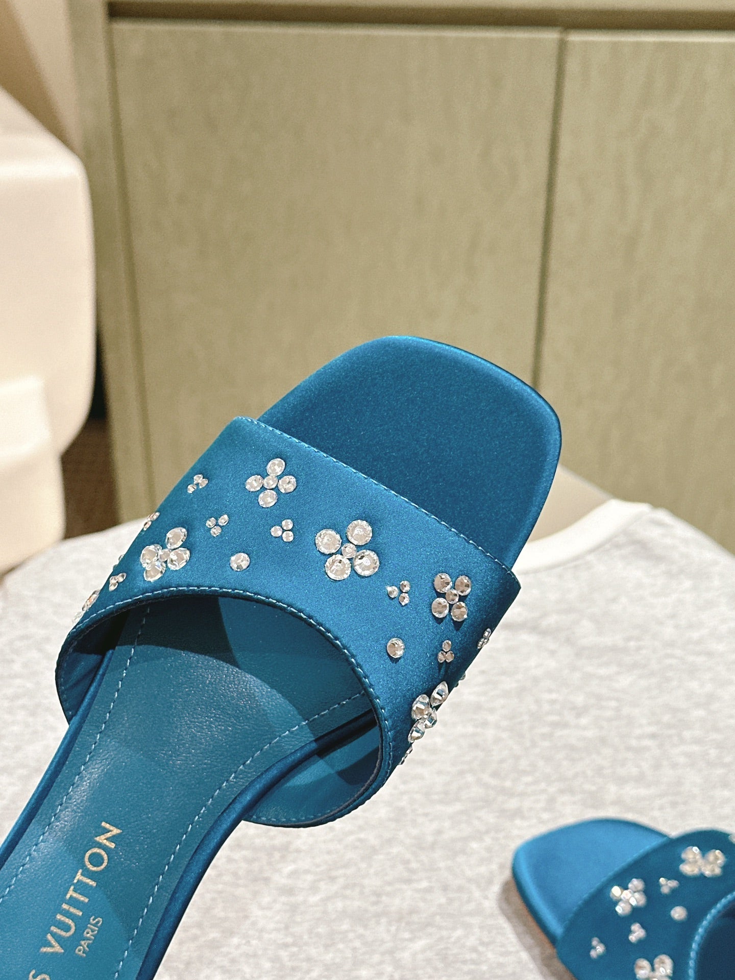 LV WOMEN FLAT MULE IN COBALT BLUE SATIN WITH RHINESTONE、mysite、Cacoeks