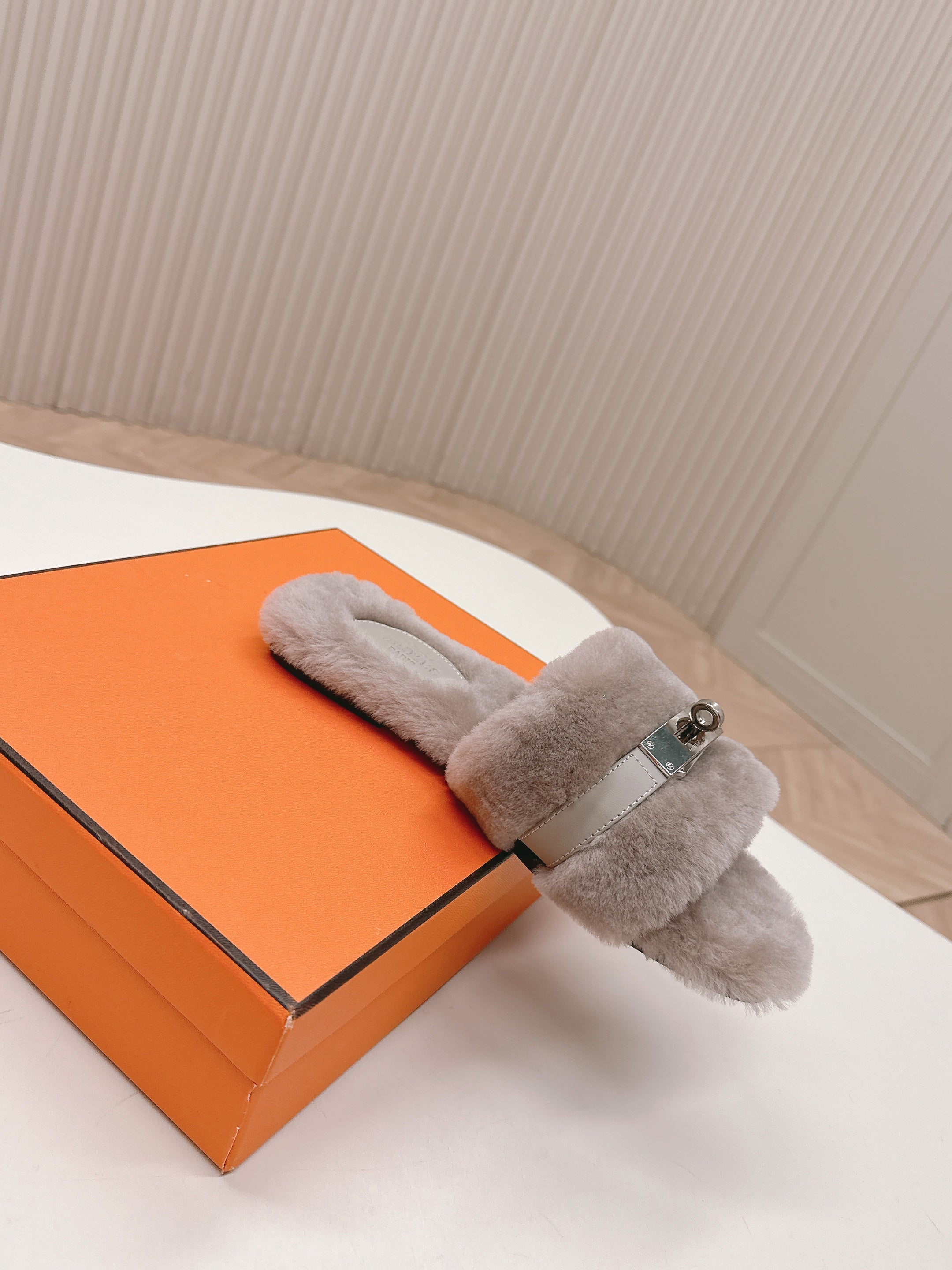 HM 25S ORAN SANDAL IN PALE BEIGE GRAY SHEARLING WITH SILVER HARDWARE、mysite、Cacoeks